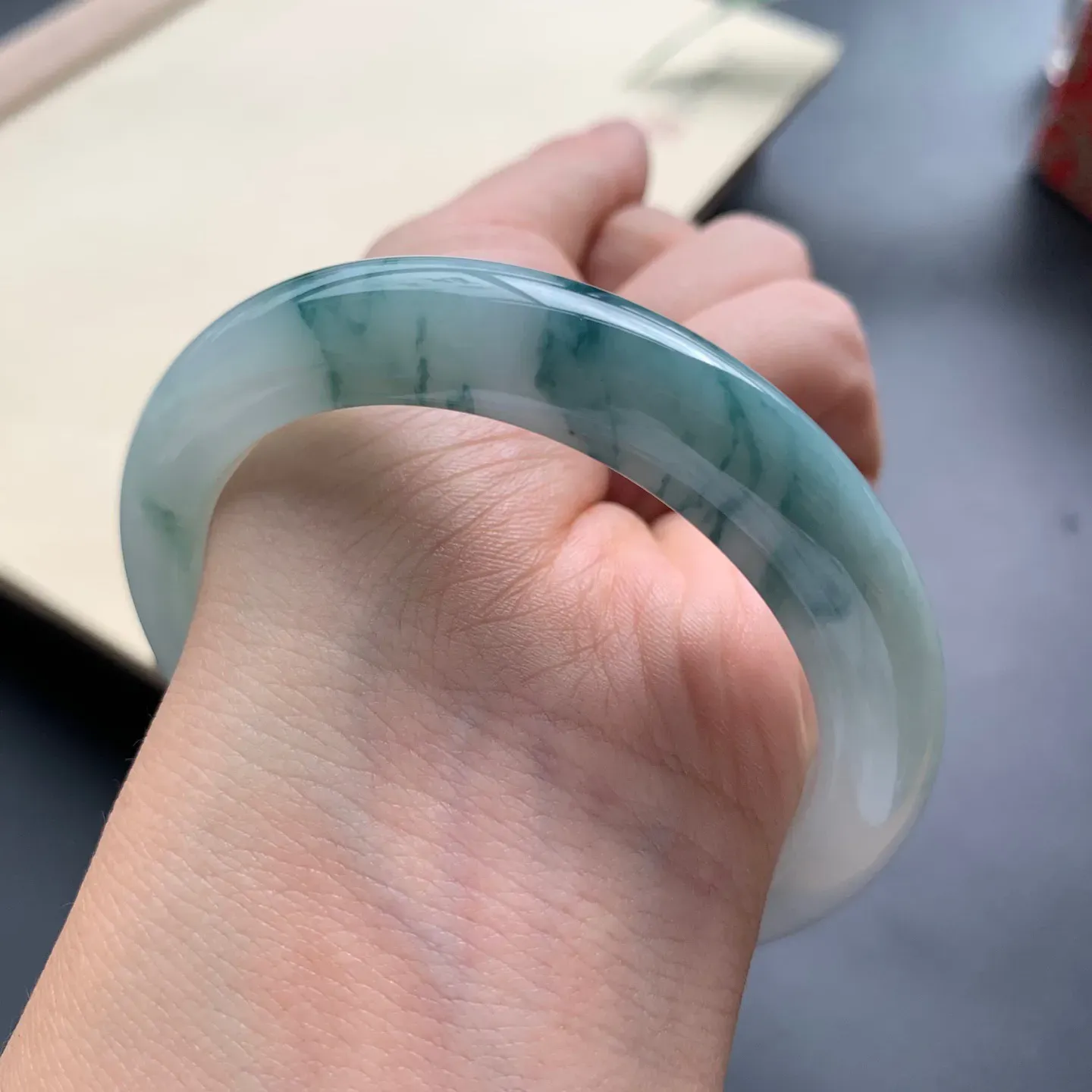 55.3圈口飘花正圈手镯 尺寸：55.3-10.6-9，无纹裂，细腻光滑，花色浓郁