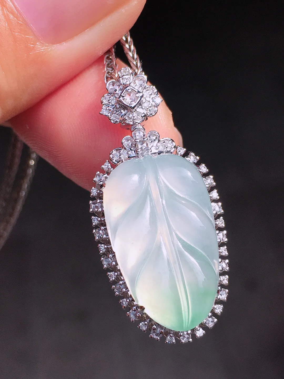 冰飘绿玉叶吊坠，色泽艳丽，玉质细腻，荧光感超
强，饱满圆润，尽显优雅气质，18k
金豪华镶嵌