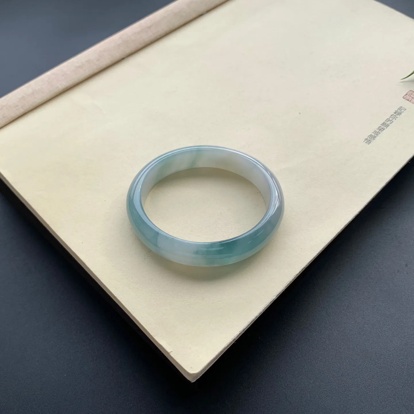 54圈口油底贵妃手镯 尺寸：54-48.3-12.3-7，无纹裂，细腻光滑，水润起胶