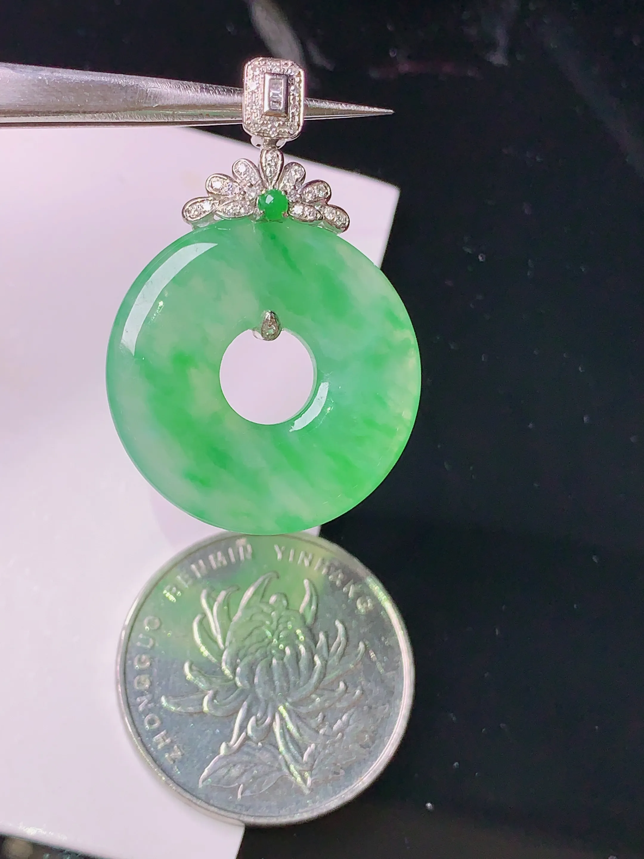 18k金钻镶嵌翠绿平安环吊坠 玉质细腻 色泽清新艳丽 整体尺寸34*23.3*3.7