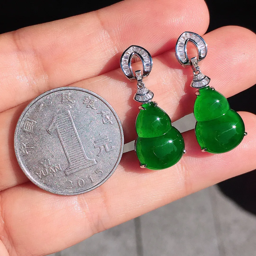 满绿葫芦耳坠，色泽均匀浓郁，玉质细腻，荧光感超
强，饱满圆润，尽显优雅气质，18k
金豪华镶嵌