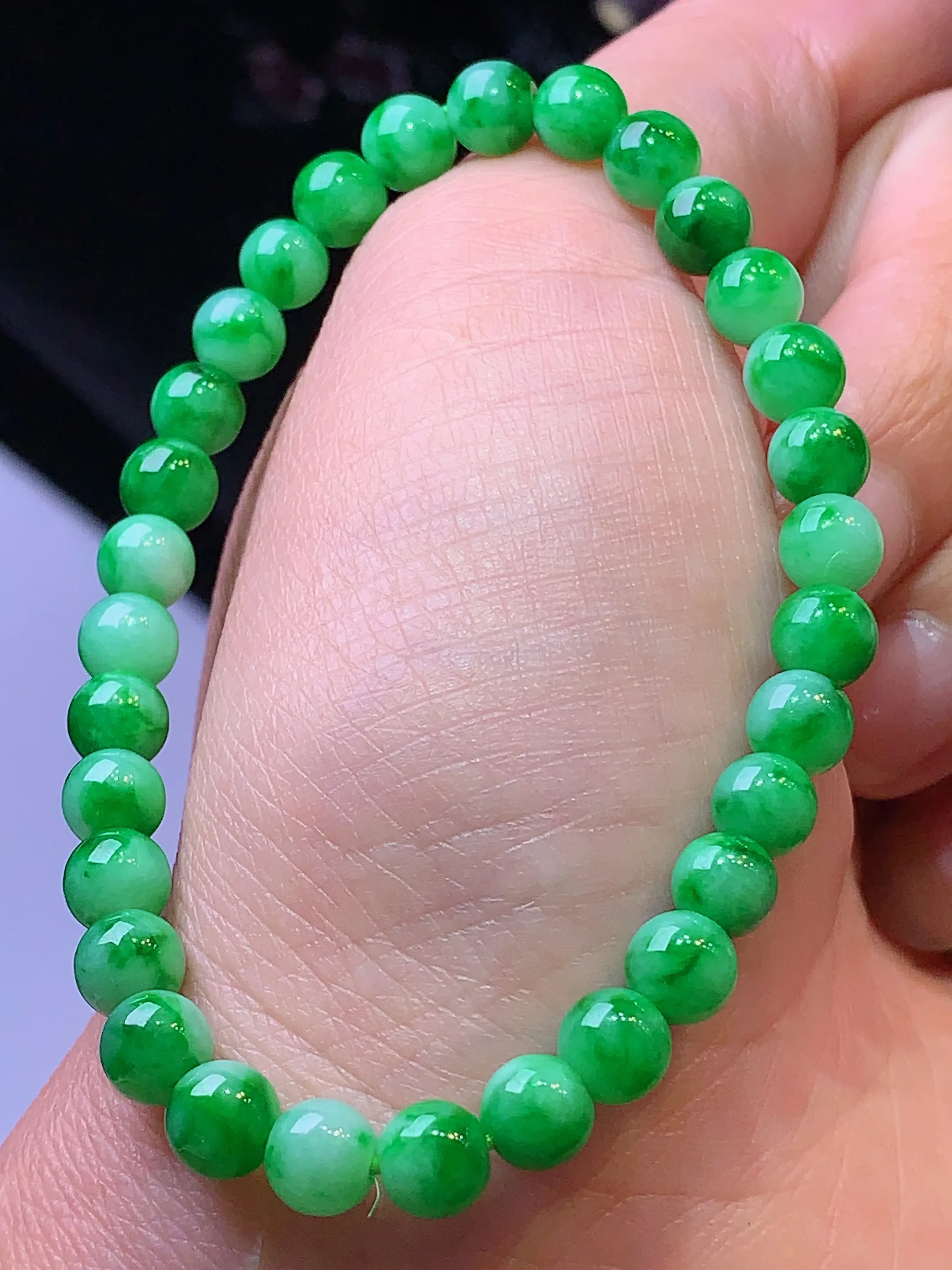 翠绿圆珠手链 玉质细腻 色泽清新艳丽 整体尺寸5.6