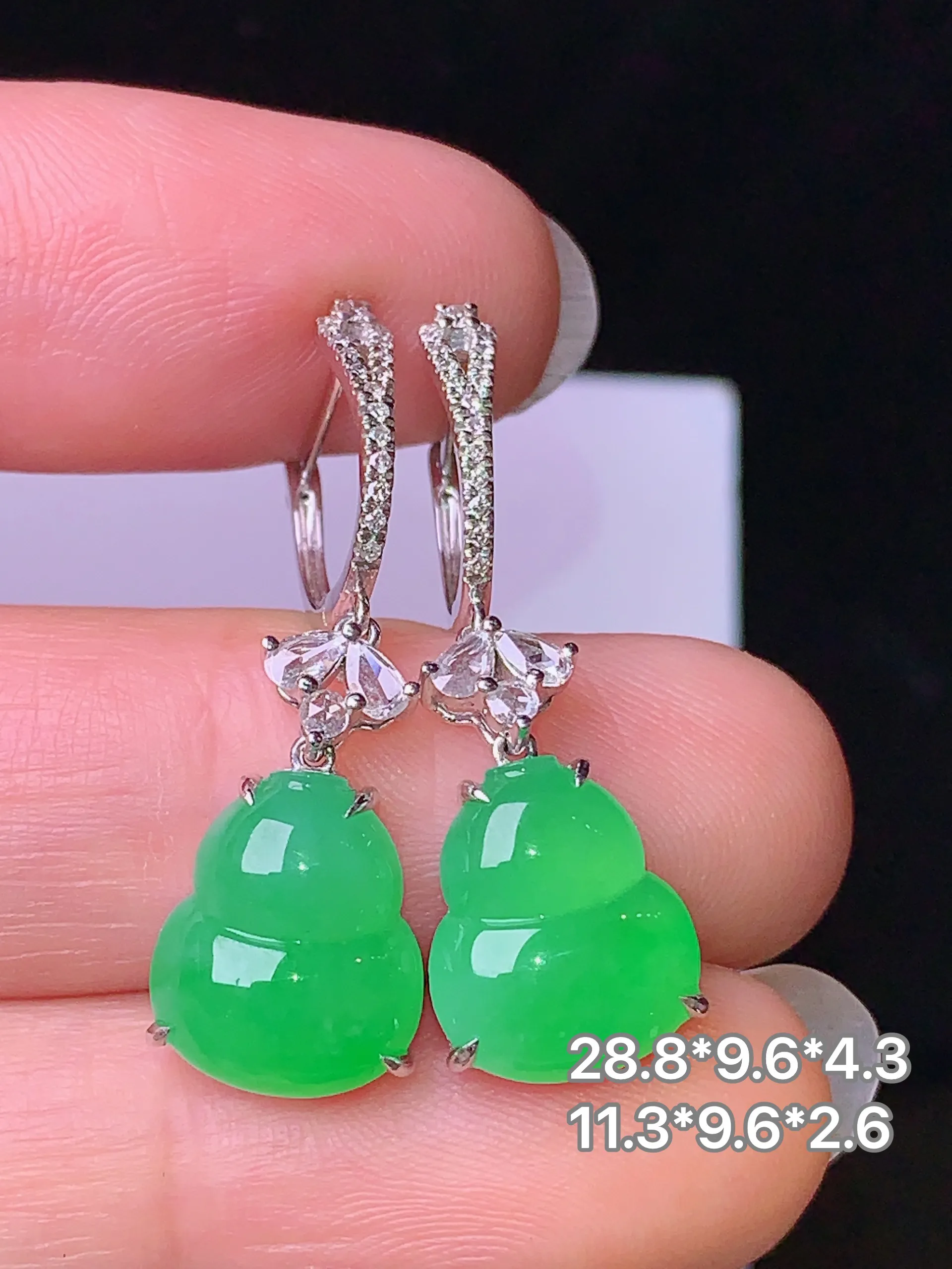 18k金钻镶嵌翠绿葫芦耳坠 玉质细腻 色泽清新艳丽 整体尺寸28.8*9.6*4.3