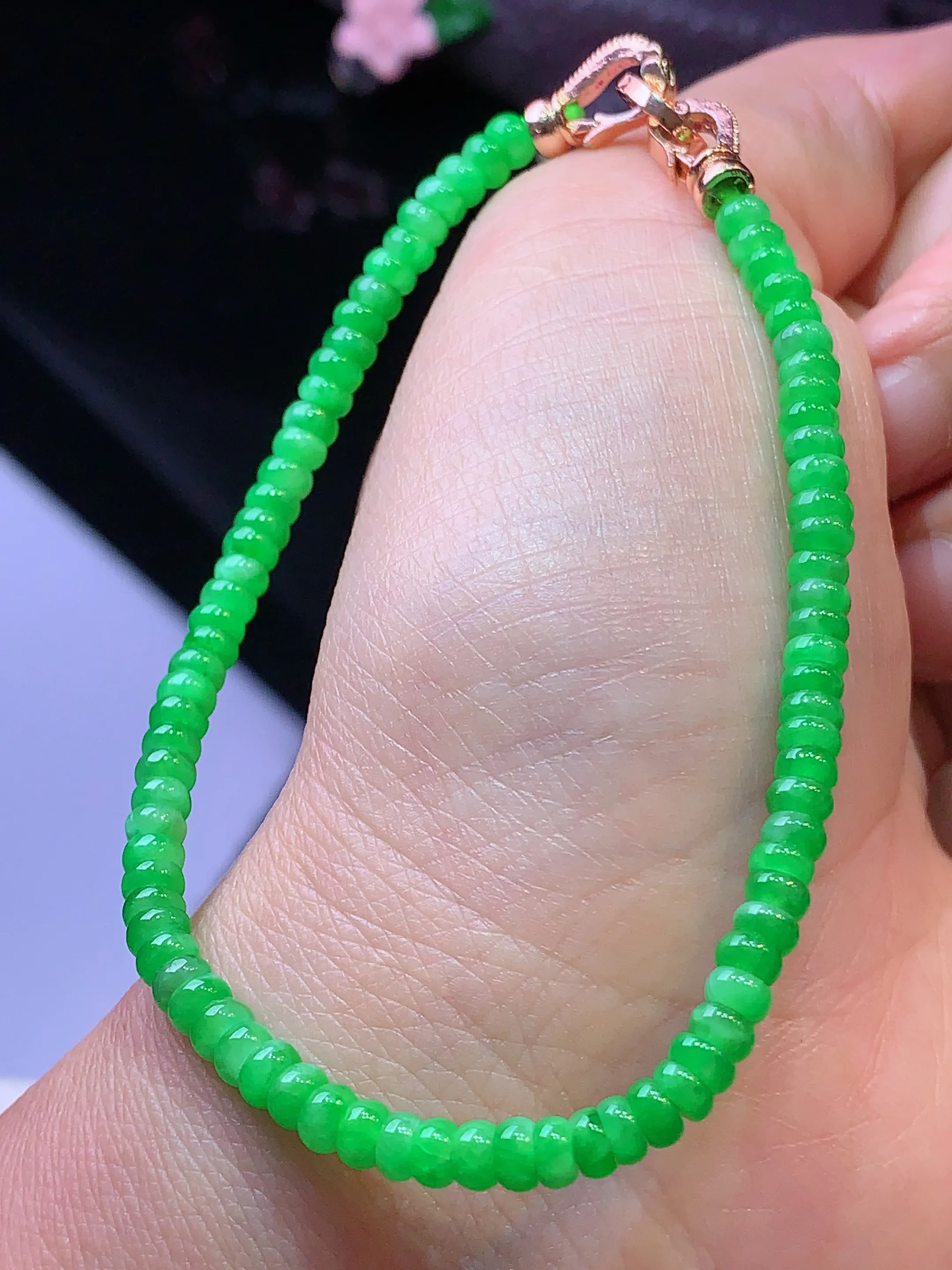 翠绿算盘珠手链 玉质细腻 色泽清新艳丽 整体尺寸3.6*2.3