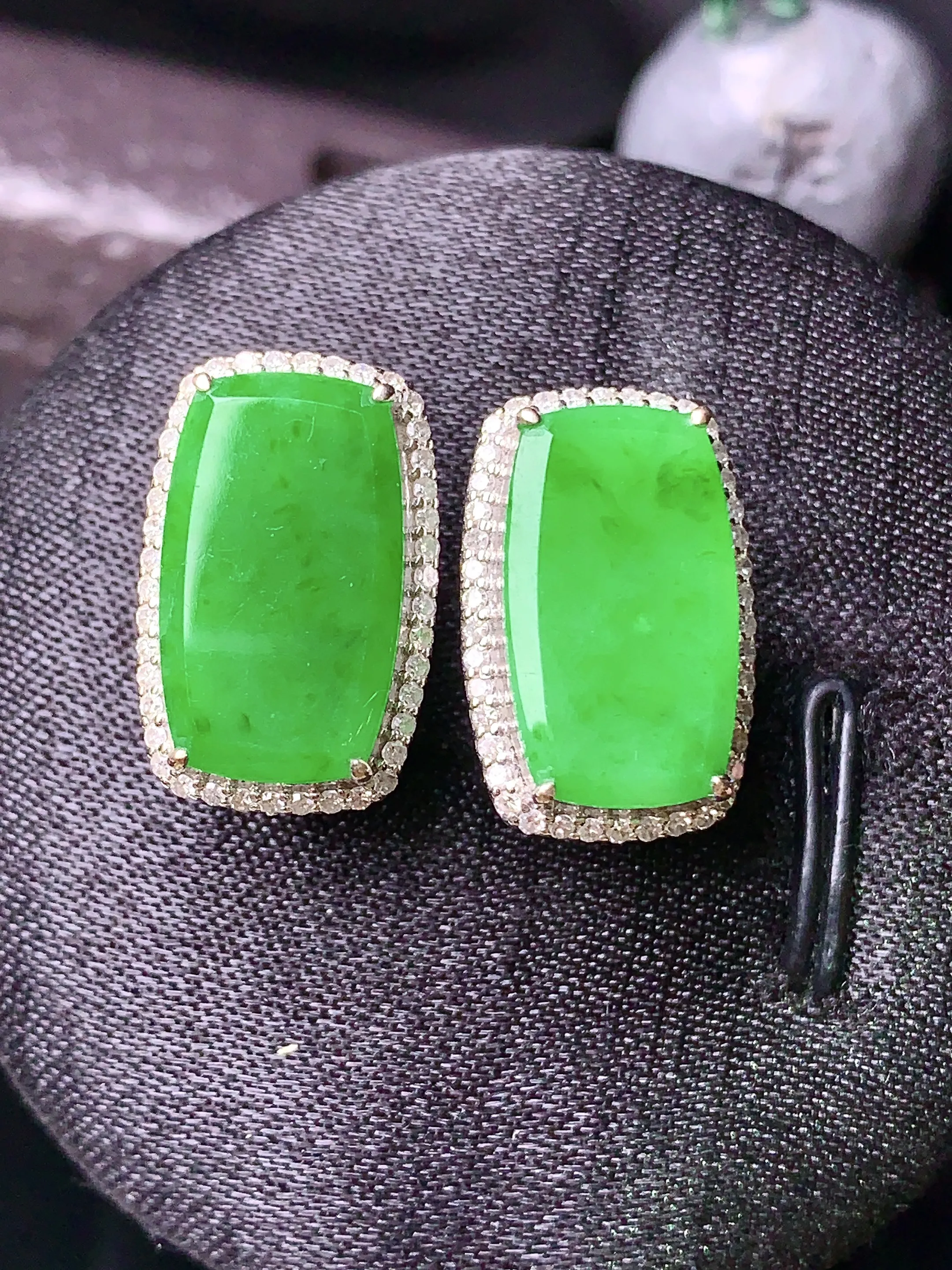 18k金钻镶嵌翠绿无事牌耳钉 玉质细腻 色泽清新艳丽 整体尺寸17.3*11.2*3.8