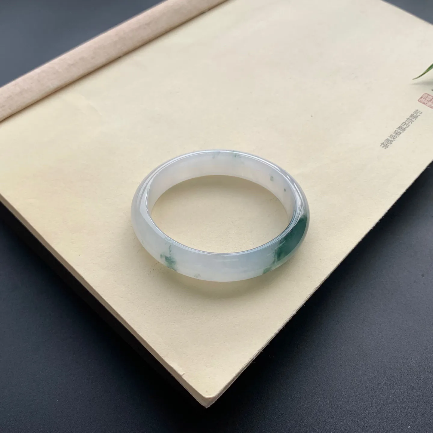 55.8圈口冰种飘花贵妃手镯 尺寸：55.8-48.3-13-7，水润起胶，花色灵动