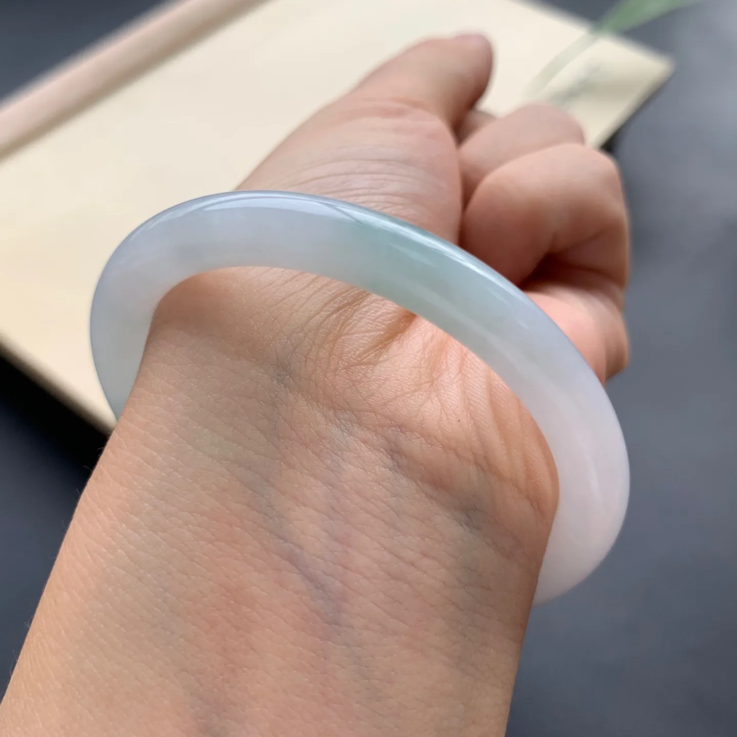 52圈口底色细糯圆条手镯 尺寸：52-8-7.2，无纹裂，细腻釉洁，清爽干净