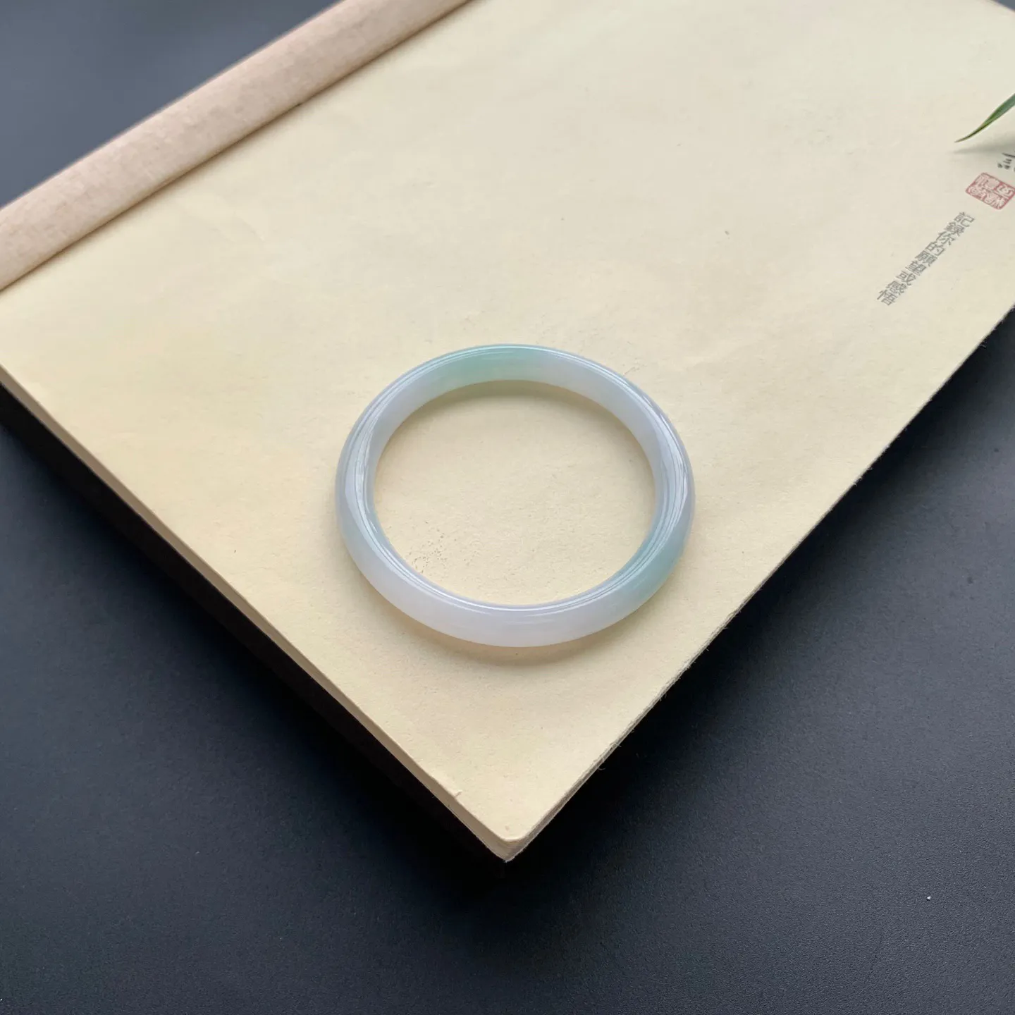 52圈口底色细糯圆条手镯 尺寸：52-8-7.2，无纹裂，细腻釉洁，清爽干净