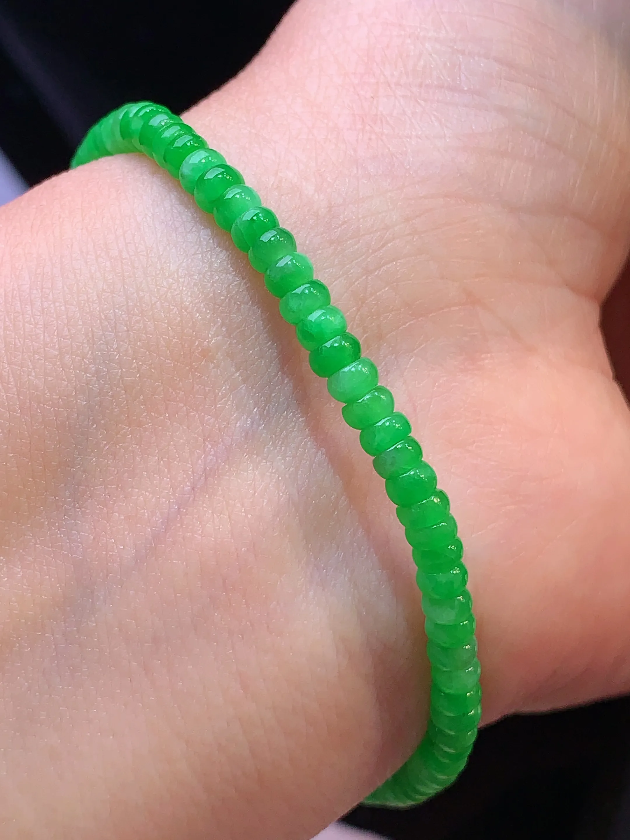 翠绿算盘珠手链 玉质细腻 色泽清新艳丽 整体尺寸3.6*2.3