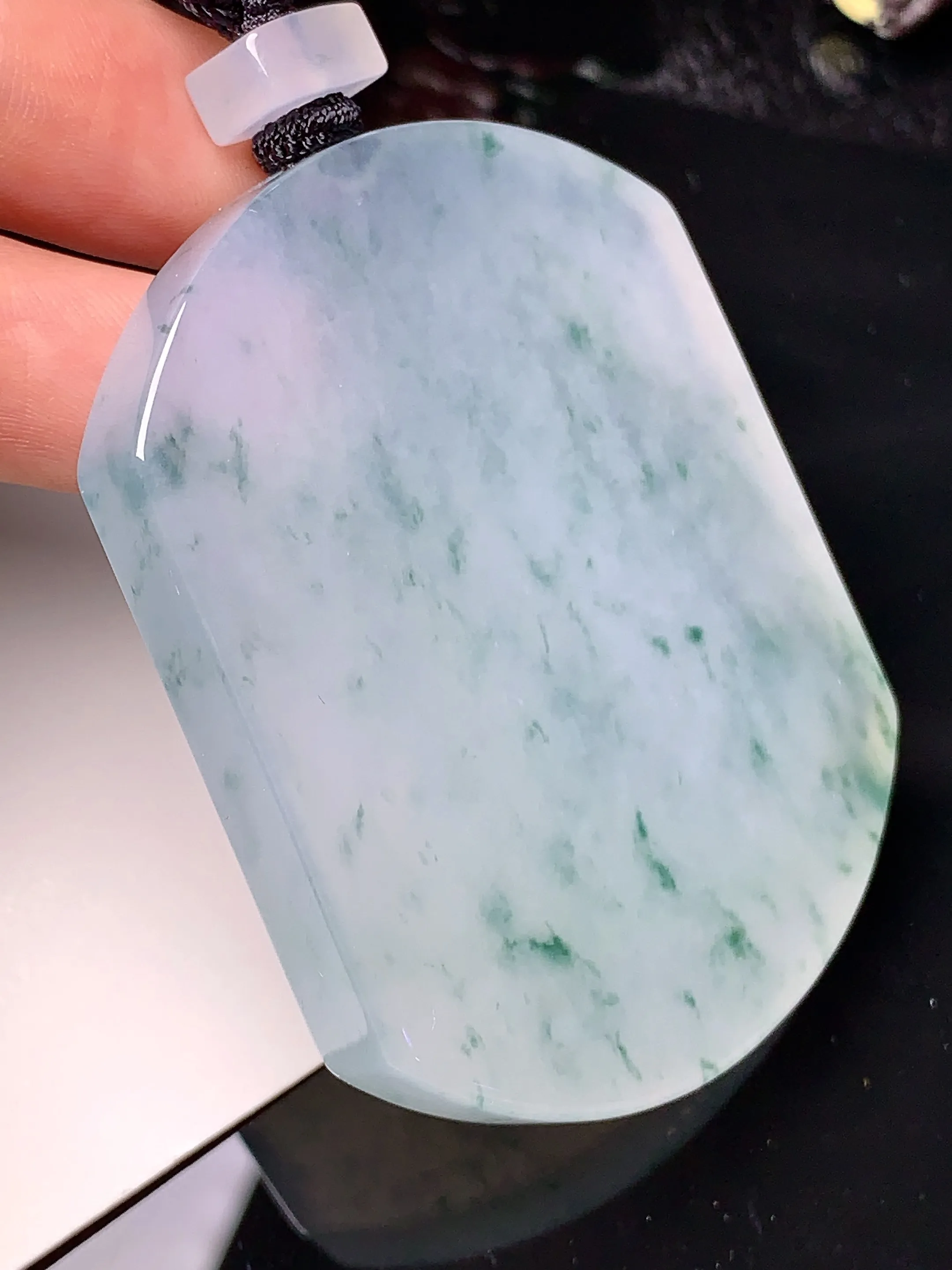 冰种飘花无事牌吊坠 玉质细腻 色泽清新艳丽 整体尺寸56.6*46*6.5