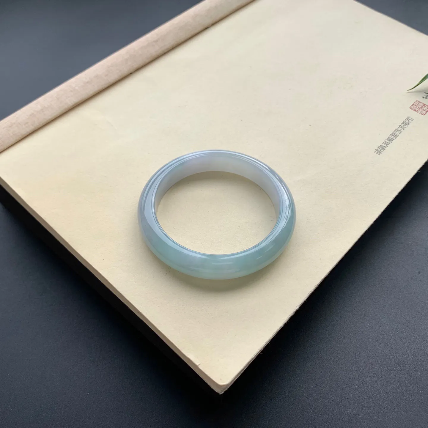 54圈口底色正圈手镯 尺寸：54-11-8，无纹裂，细腻光滑，色泽亮丽