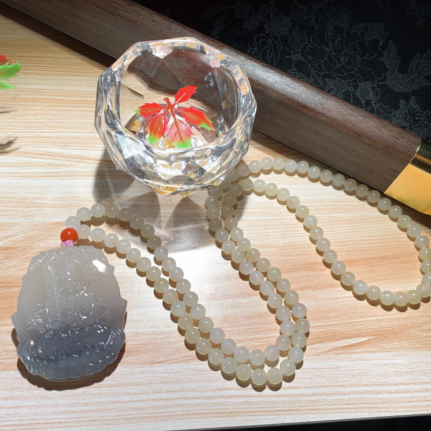 和田玉藕粉加紫罗兰虚空藏菩萨牌子挂件。尺寸49/42/10重73克。玉质细腻油润。手推出油。佩戴高端典雅。lt251114