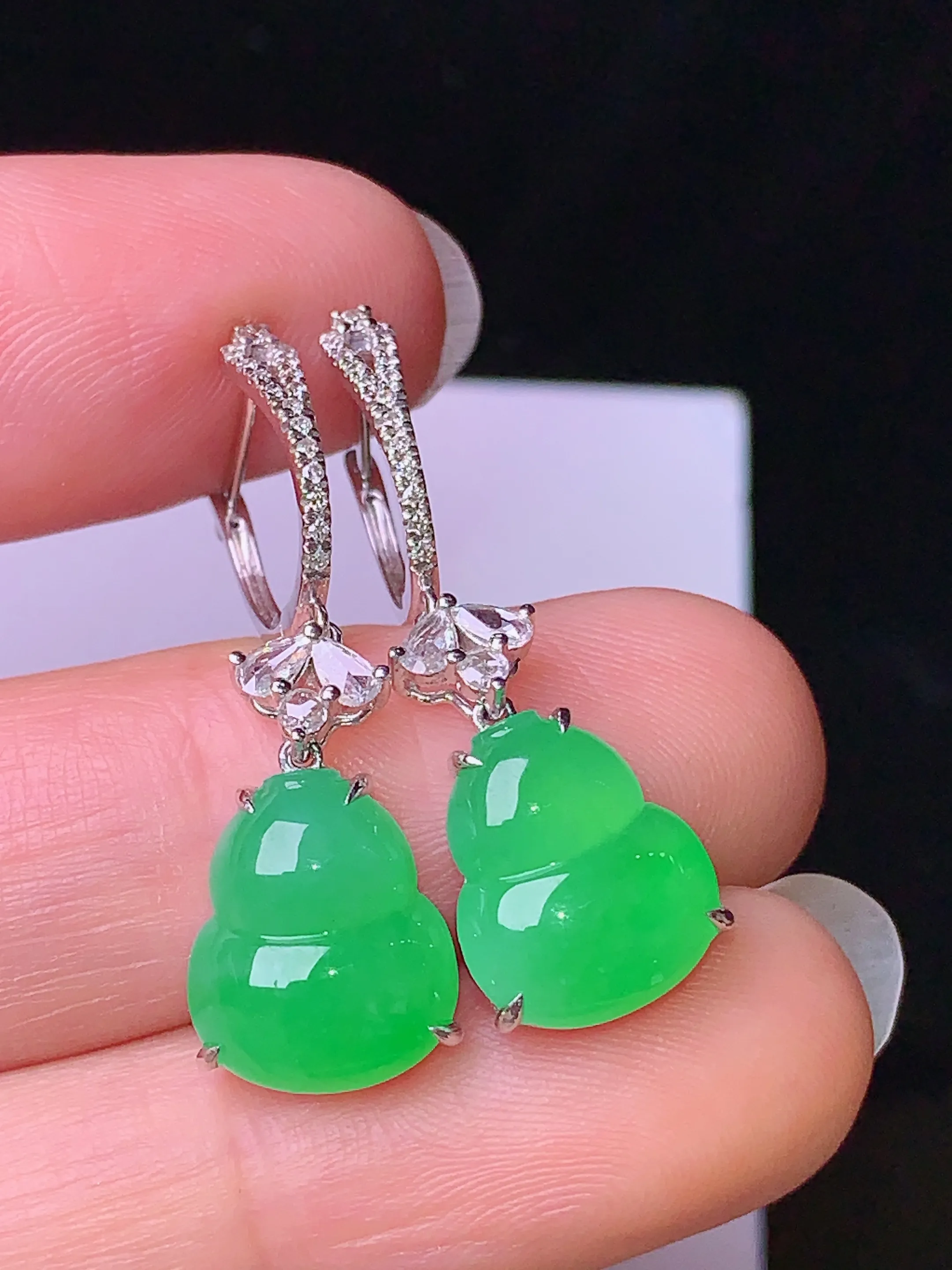 18k金钻镶嵌翠绿葫芦耳坠 玉质细腻 色泽清新艳丽 整体尺寸28.8*9.6*4.3