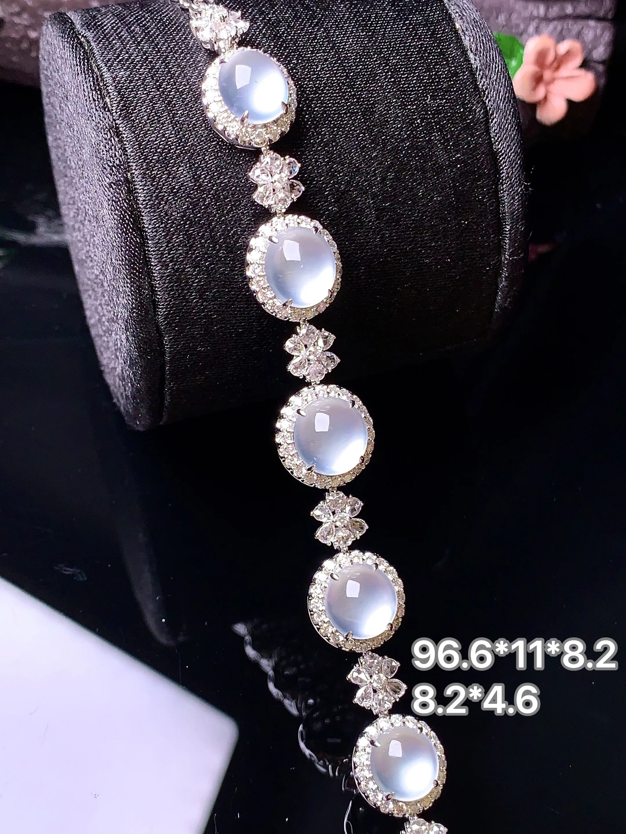 18k金钻镶嵌冰种蛋面手链 玉质细腻 色泽清新艳丽 整体尺寸96.6*11*8.2