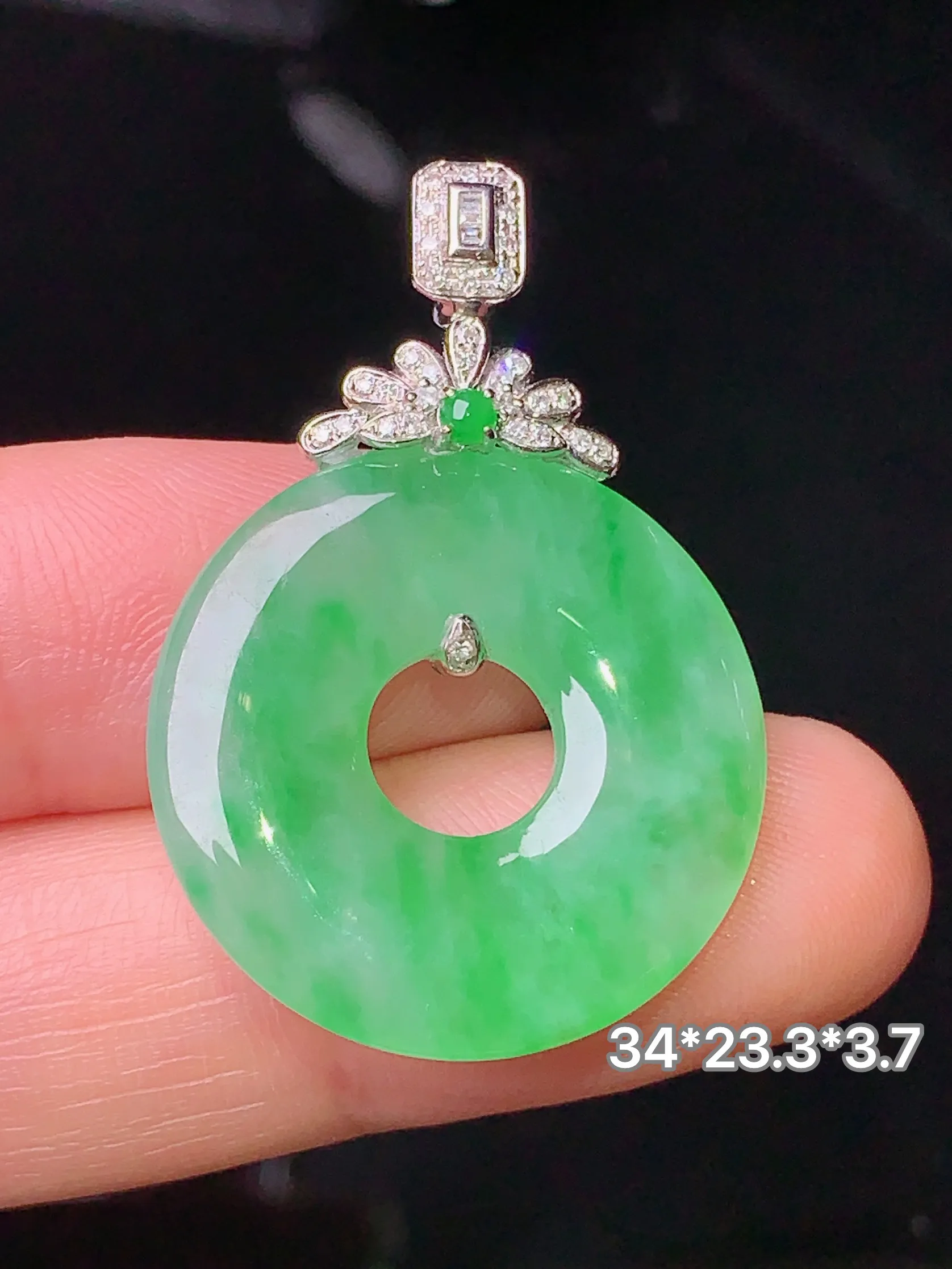 18k金钻镶嵌翠绿平安环吊坠 玉质细腻 色泽清新艳丽 整体尺寸34*23.3*3.7