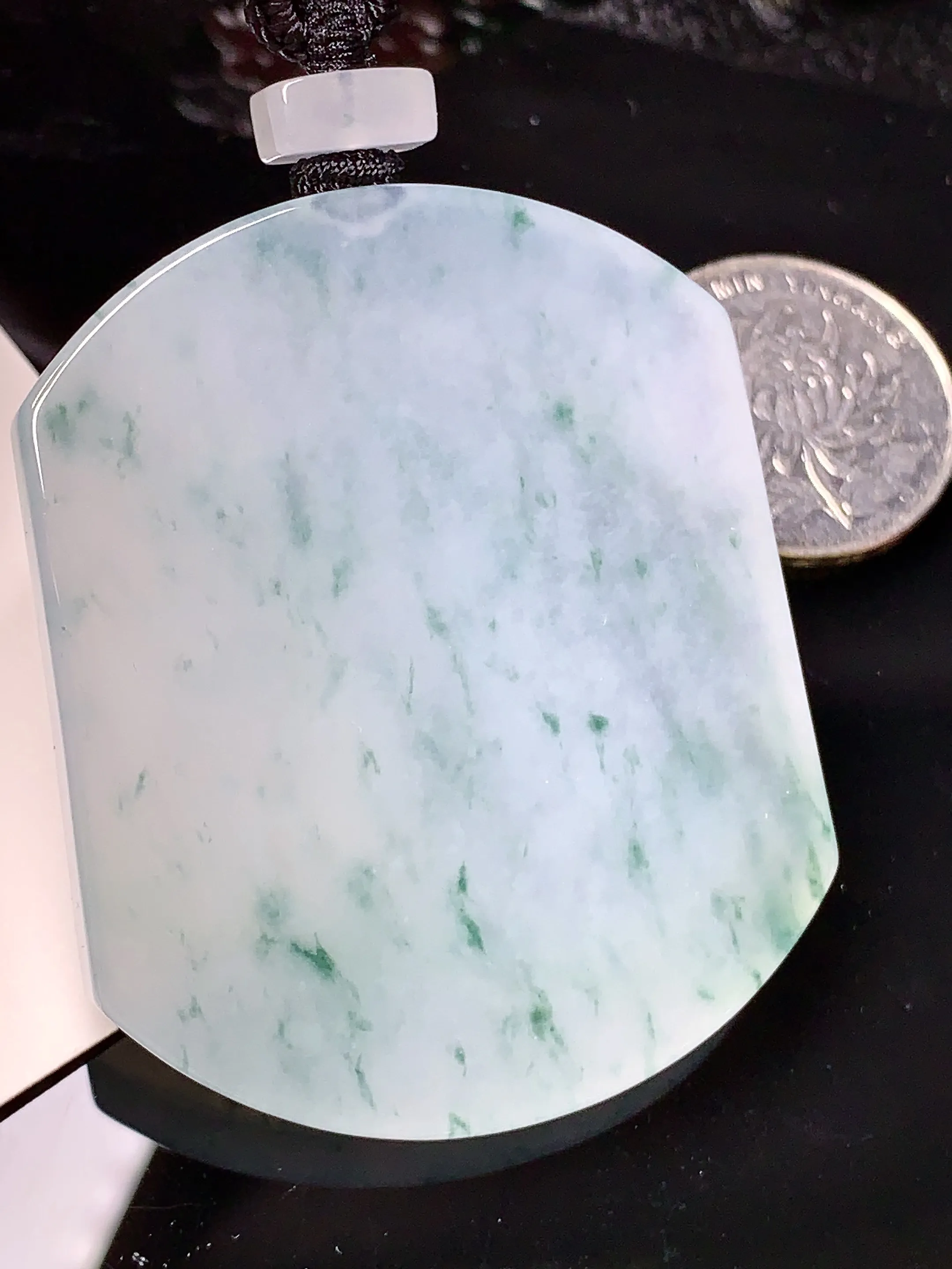 冰种飘花无事牌吊坠 玉质细腻 色泽清新艳丽 整体尺寸56.6*46*6.5