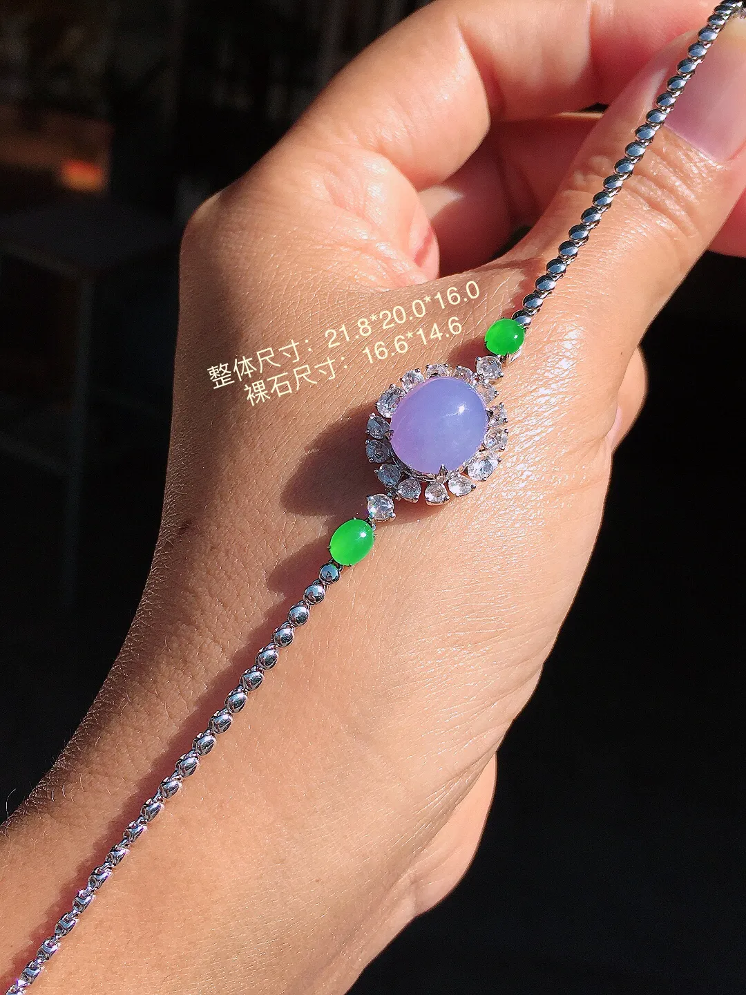 紫罗兰蛋面手链，色泽均匀艳丽，玉质细腻，荧光感超
强，饱满圆润，尽显优雅气质，18k
金豪华镶嵌