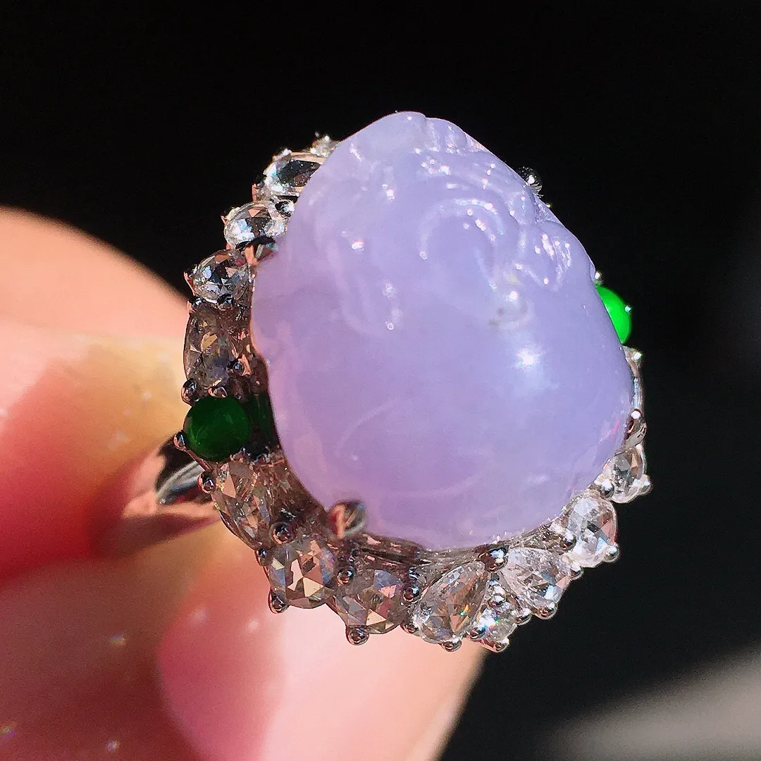 紫罗兰貔貅戒指，色泽均匀艳丽，玉质细腻，荧光感超
强，饱满圆润，尽显优雅气质，18k
金豪华镶嵌