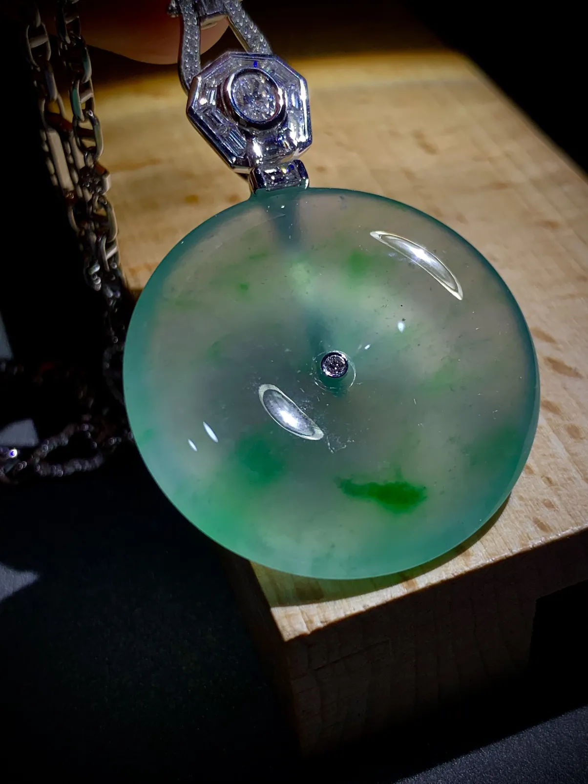 高质量绿花平安扣。44-裸石32-6.2mm，
15.45g，18K金，南非钻，