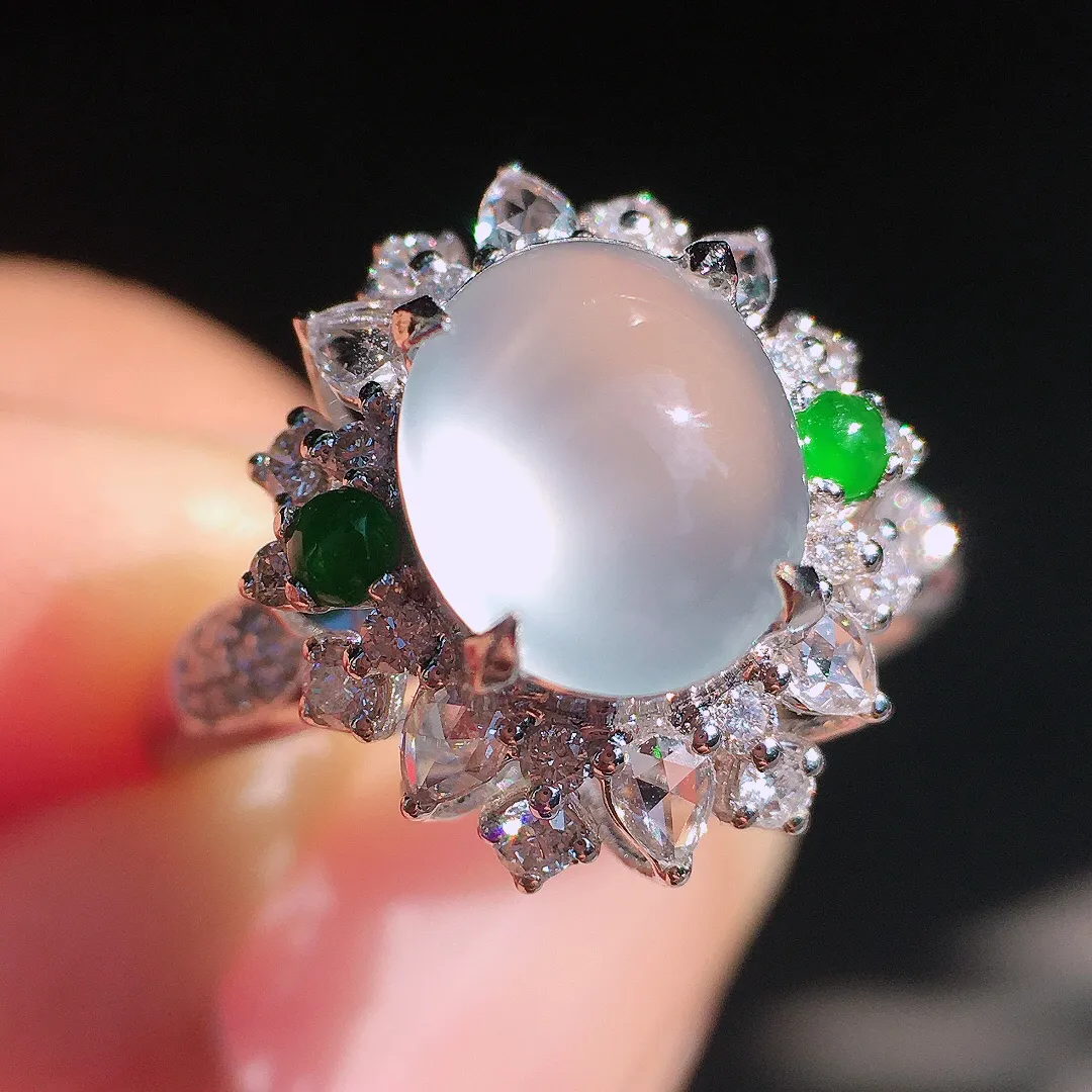 玻璃种蛋面戒指，玉质细腻，荧光感超
强，饱满圆润，尽显优雅气质，18k
金豪华镶嵌