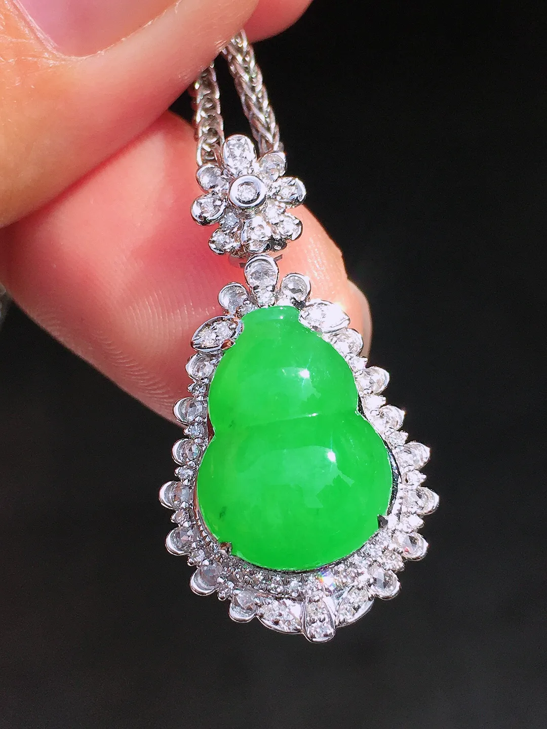 阳绿葫芦吊坠，色泽均匀艳丽，玉质细腻，荧光感超
强，饱满圆润，尽显优雅气质，18k
金豪华镶嵌