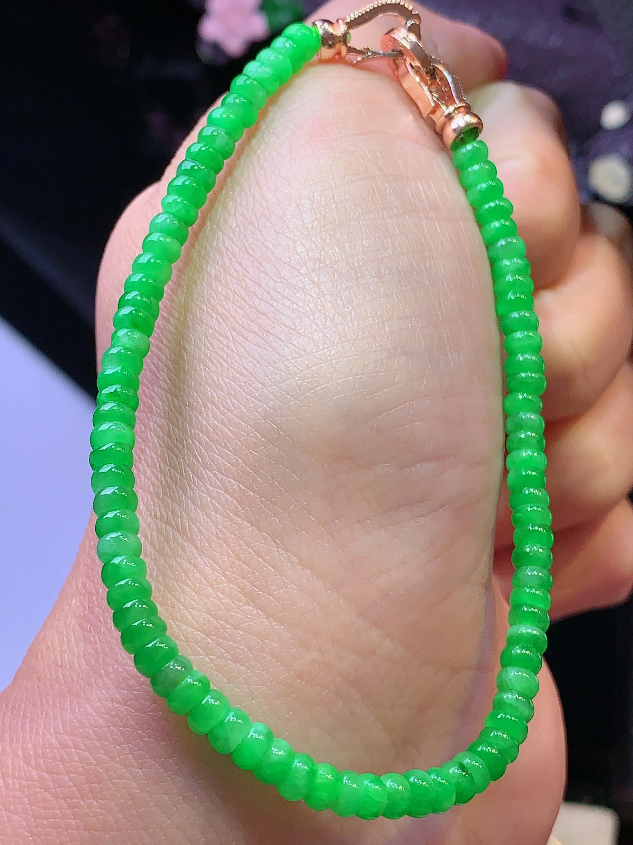翠绿算盘珠手链 玉质细腻 色泽清新艳丽 整体尺寸3.6*2.3