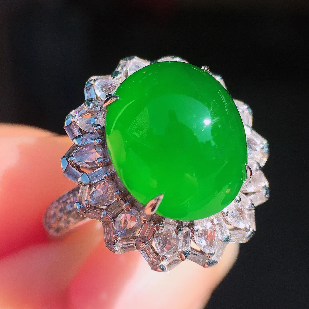 满绿蛋面戒指，色泽均匀浓郁，玉质细腻，荧光感超
强，饱满圆润，尽显优雅气质，18k
金豪华镶嵌