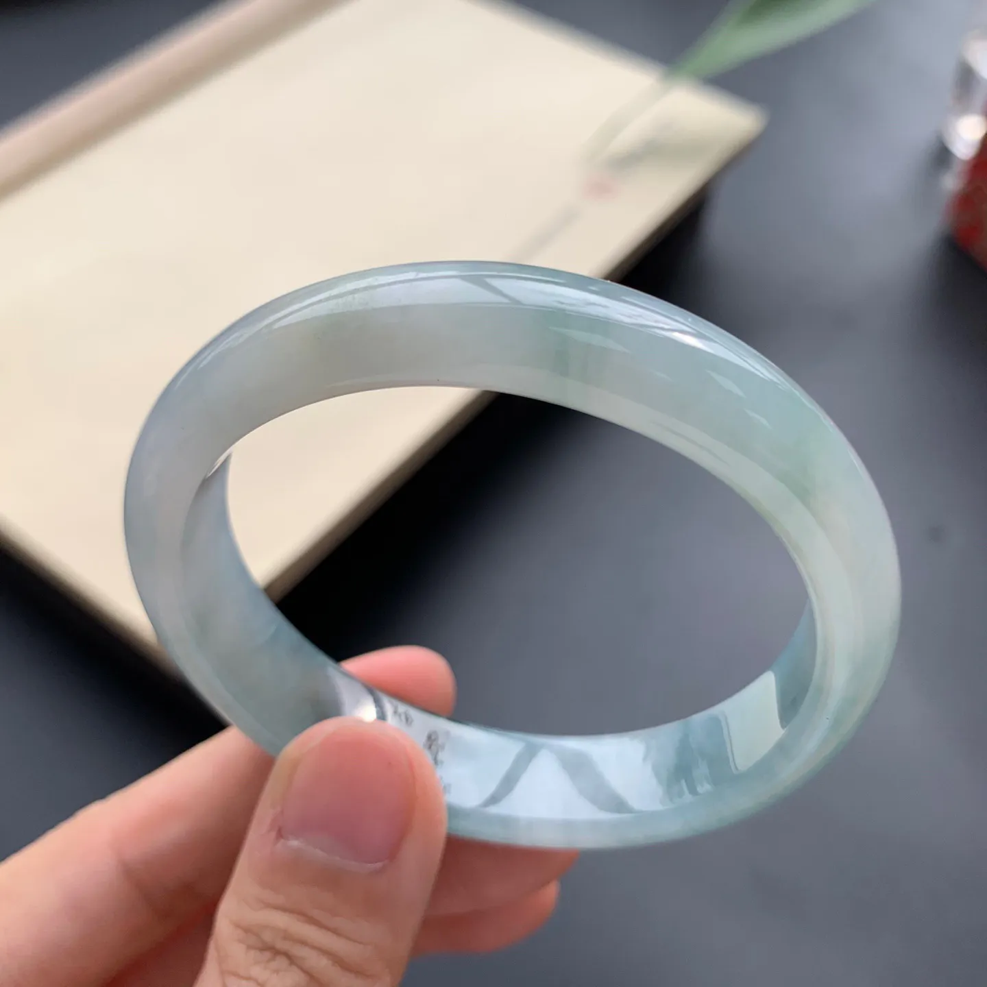 54圈口油底贵妃手镯 尺寸：54-48.3-12.3-7，无纹裂，细腻光滑，水润起胶