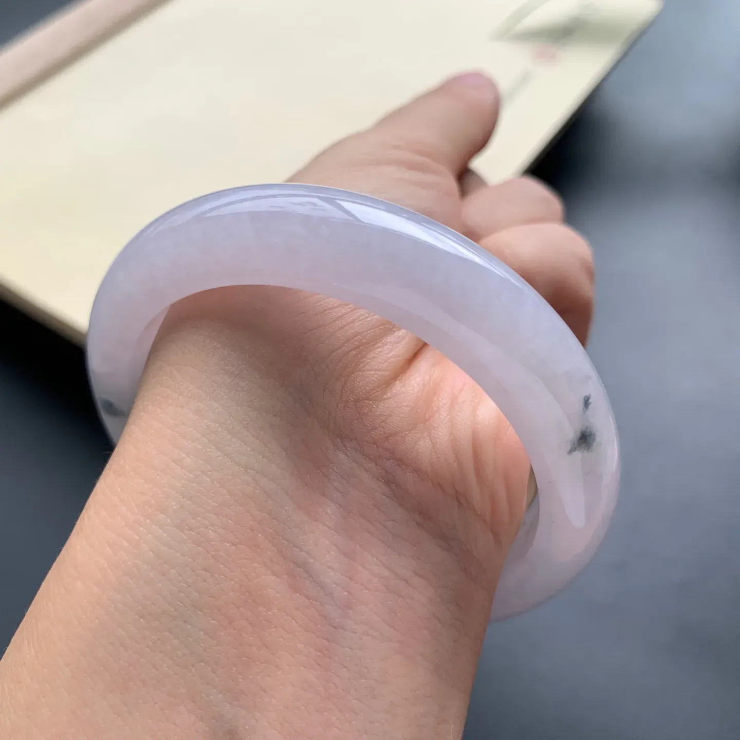 54.5圈口飘花正圈手镯 尺寸：54.5-12.3-8.5，无纹裂，细腻光滑，花色飘逸