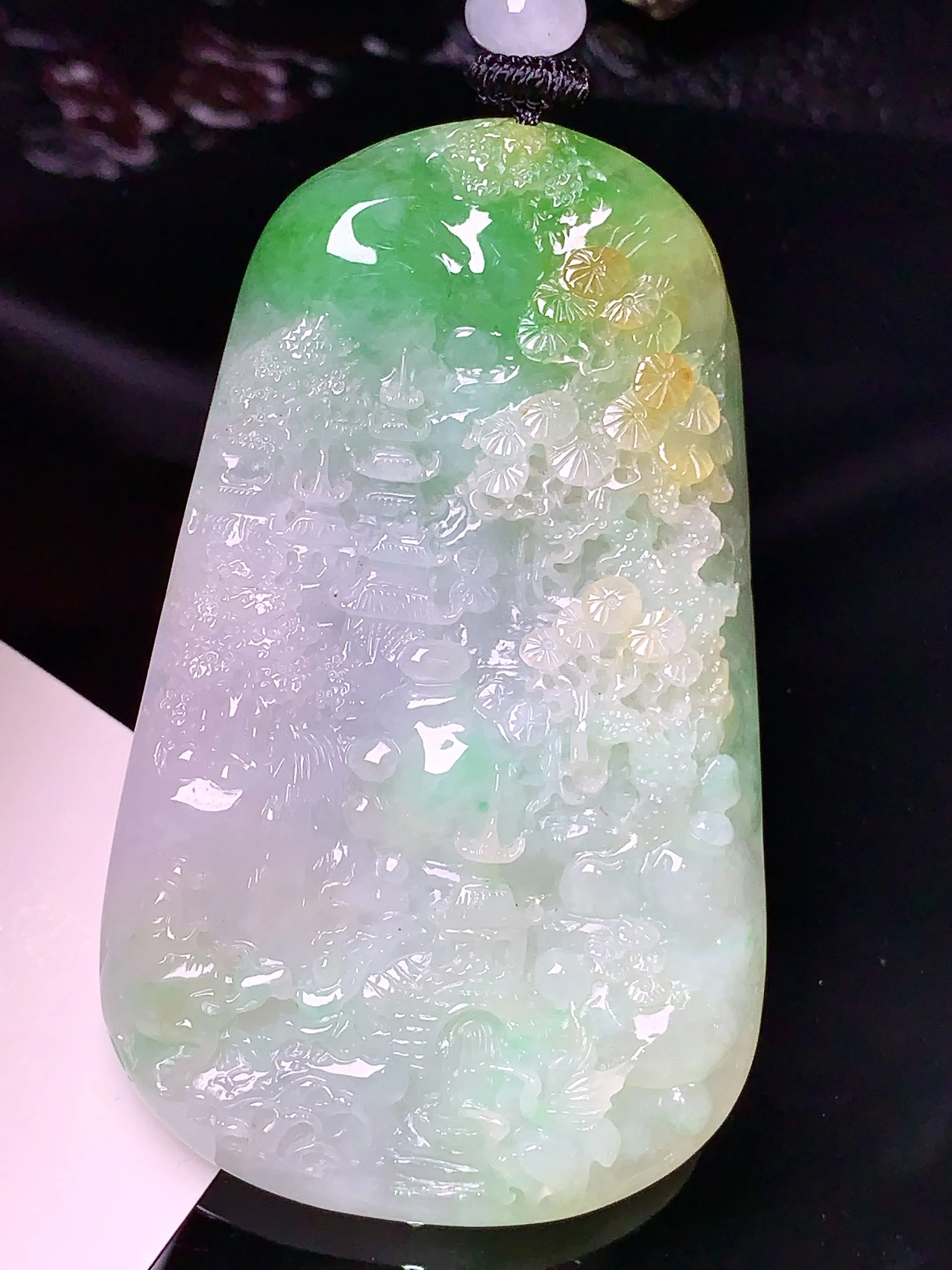 飘黄绿山水牌子吊坠 玉质细腻 色泽清新艳丽 整体尺寸60.6*37*10