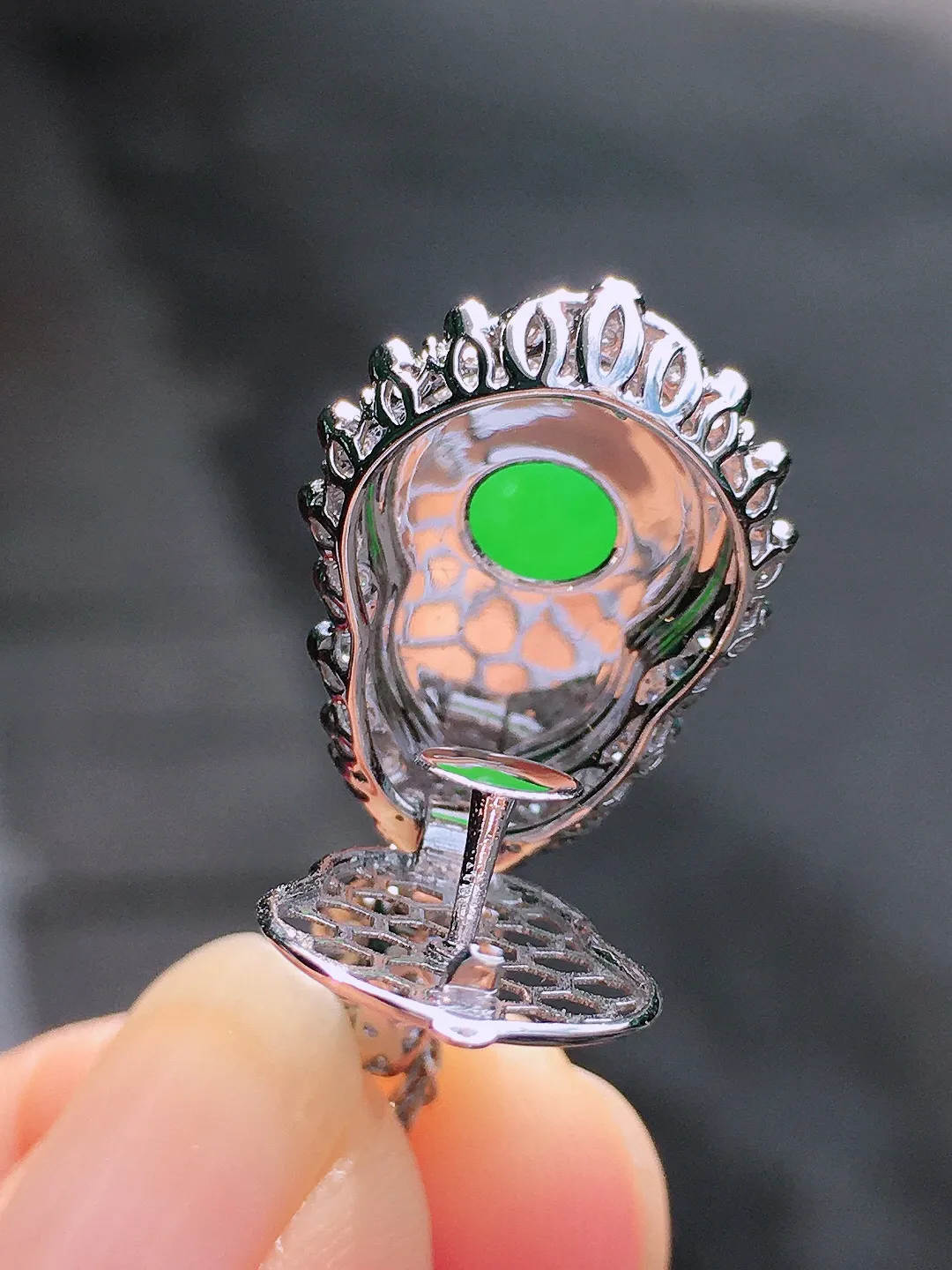 阳绿葫芦吊坠，色泽均匀艳丽，玉质细腻，荧光感超
强，饱满圆润，尽显优雅气质，18k
金豪华镶嵌