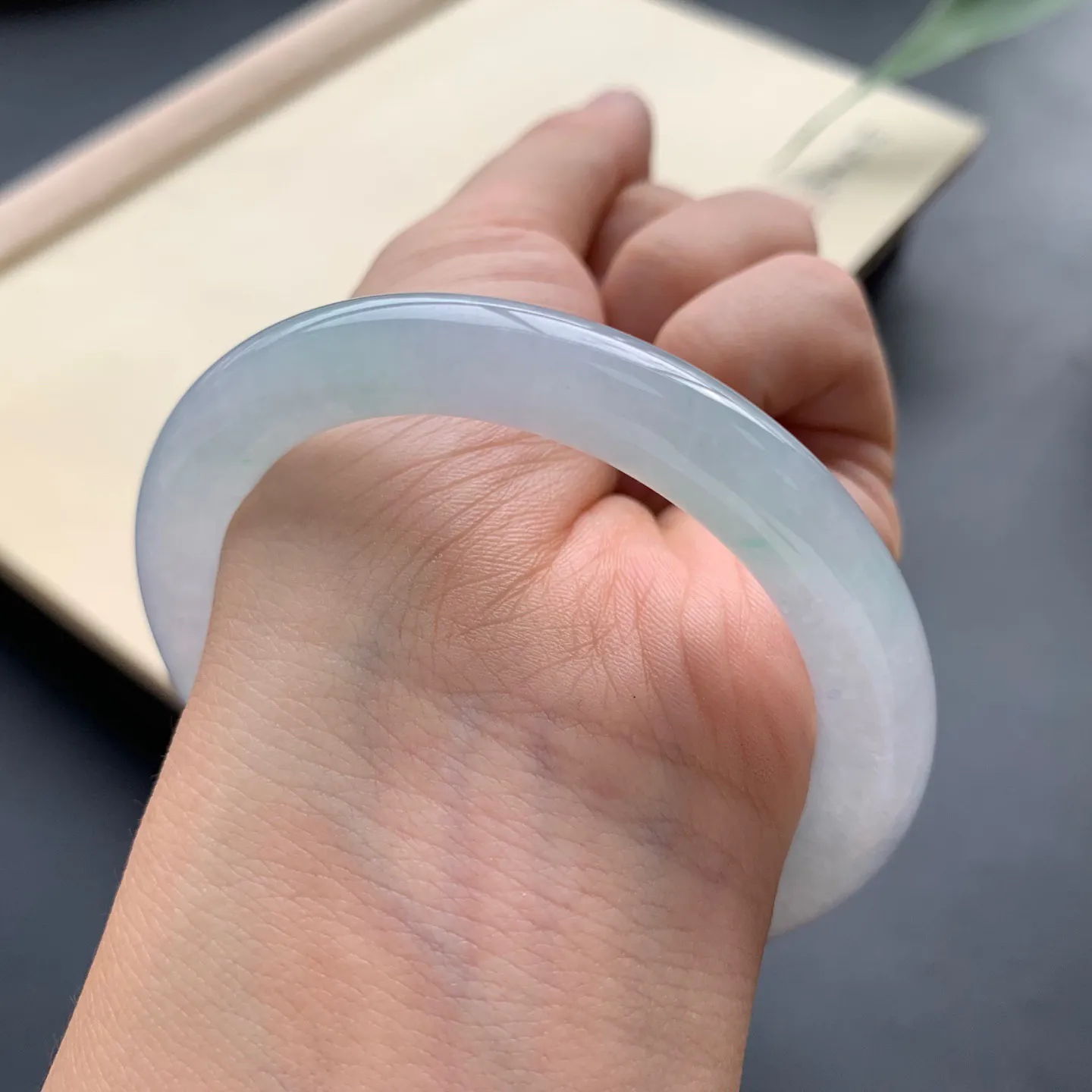 54圈口冰种圆条手镯 尺寸：54-9-8.8，无纹裂，水润饱满，胶感十足