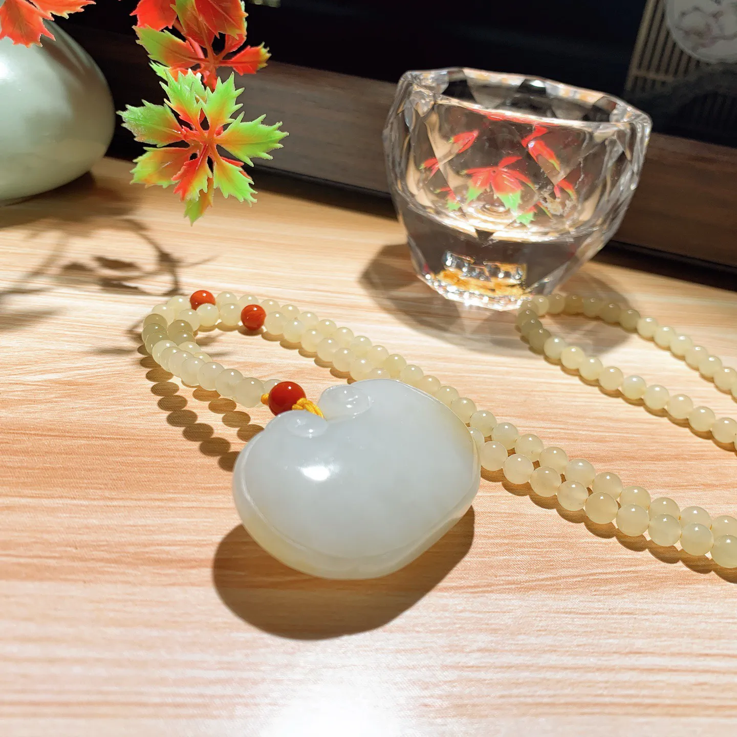 和田玉白玉糖料如意锁挂件。尺寸44/13重52.7克。玉质细腻油润。手推出油。佩戴高端典雅。lt251114