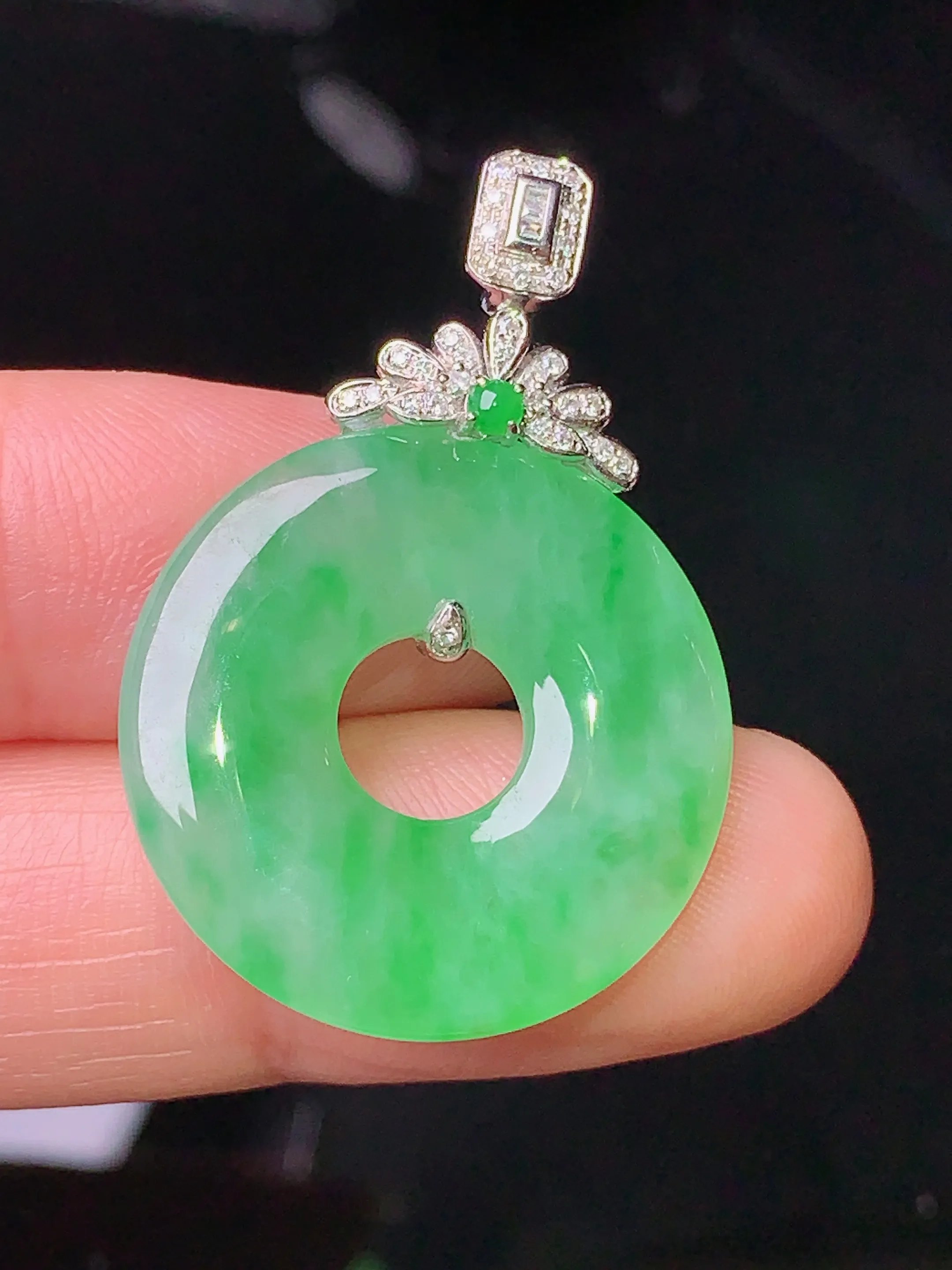 18k金钻镶嵌翠绿平安环吊坠 玉质细腻 色泽清新艳丽 整体尺寸34*23.3*3.7