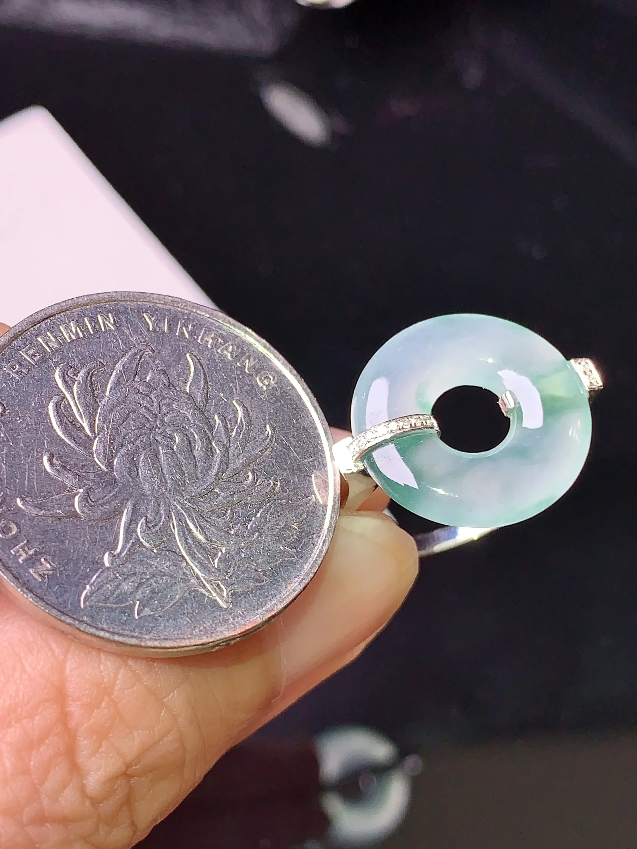 18k金钻镶嵌冰种平安扣戒指 玉质细腻 色泽清新艳丽 圈口14 整体尺寸15.5*2.8