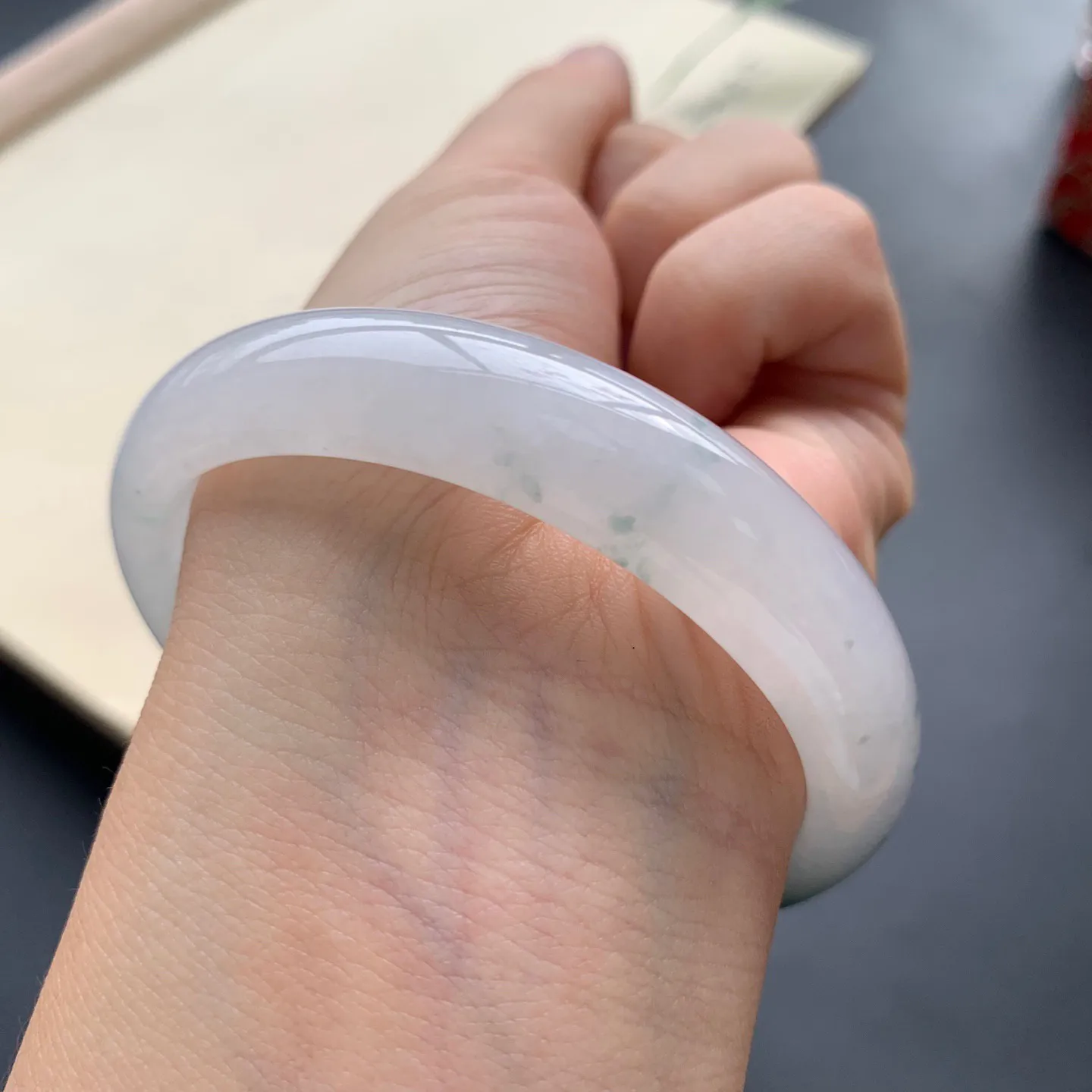 55.8圈口冰种飘花贵妃手镯 尺寸：55.8-48.3-13-7，水润起胶，花色灵动