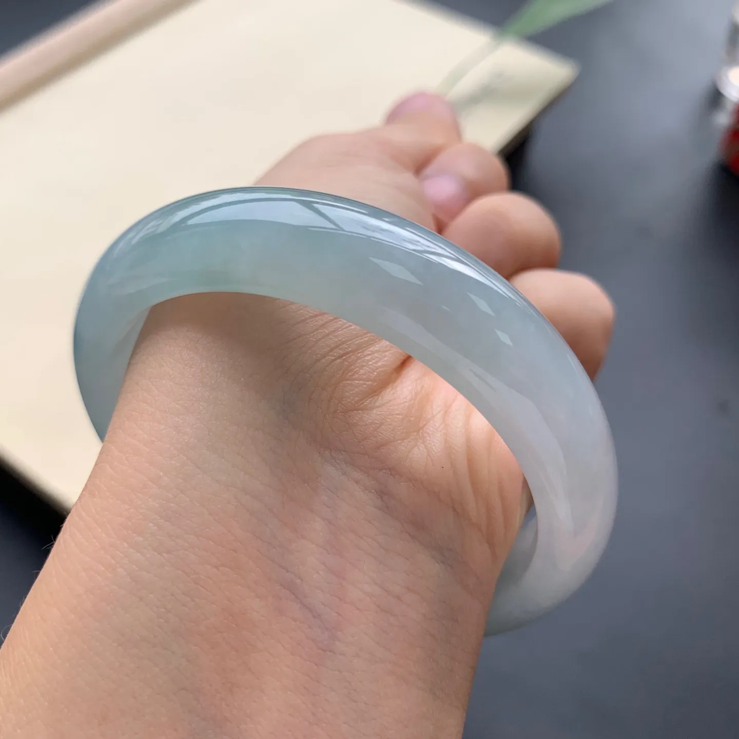 57圈口飘花正圈手镯 尺寸：57-13.8-8，无纹裂，细腻起胶，宽版大气