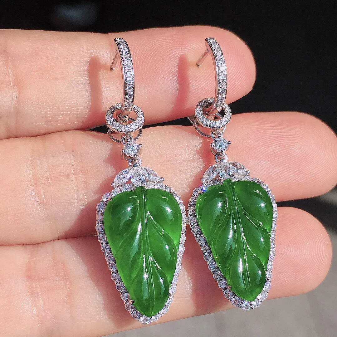 满绿玉叶吊坠/耳坠两用款，色泽均匀艳丽，玉质细腻，荧光感超
强，饱满圆润，尽显优雅气质，18k
金豪华镶嵌