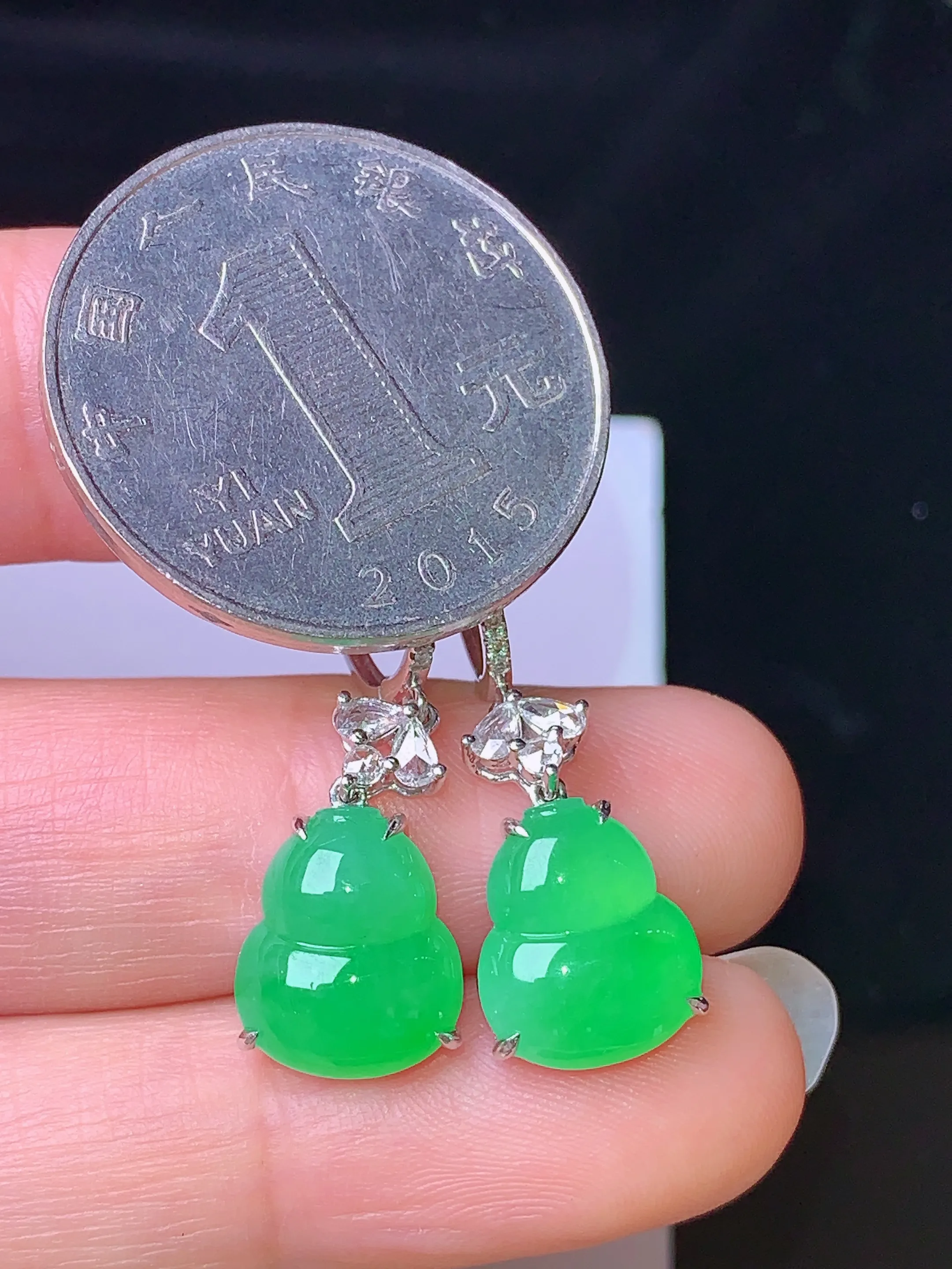 18k金钻镶嵌翠绿葫芦耳坠 玉质细腻 色泽清新艳丽 整体尺寸28.8*9.6*4.3