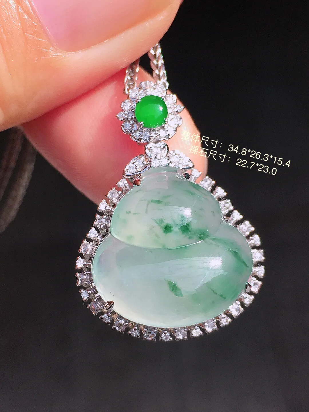冰飘绿葫芦吊坠，色泽艳丽，玉质细腻，荧光感超
强，饱满圆润，尽显优雅气质，18k
金豪华镶嵌