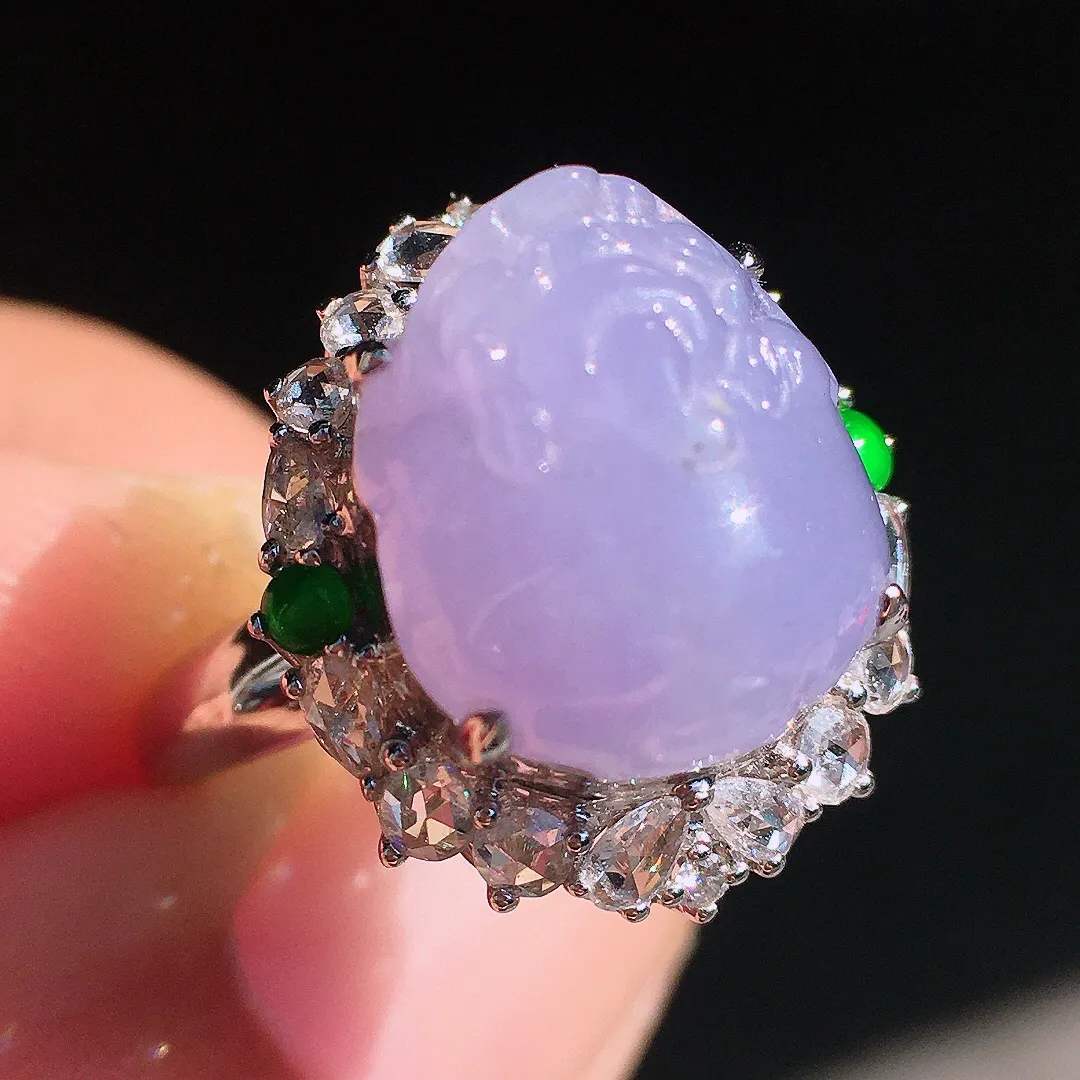 紫罗兰貔貅戒指，色泽均匀艳丽，玉质细腻，荧光感超
强，饱满圆润，尽显优雅气质，18k
金豪华镶嵌