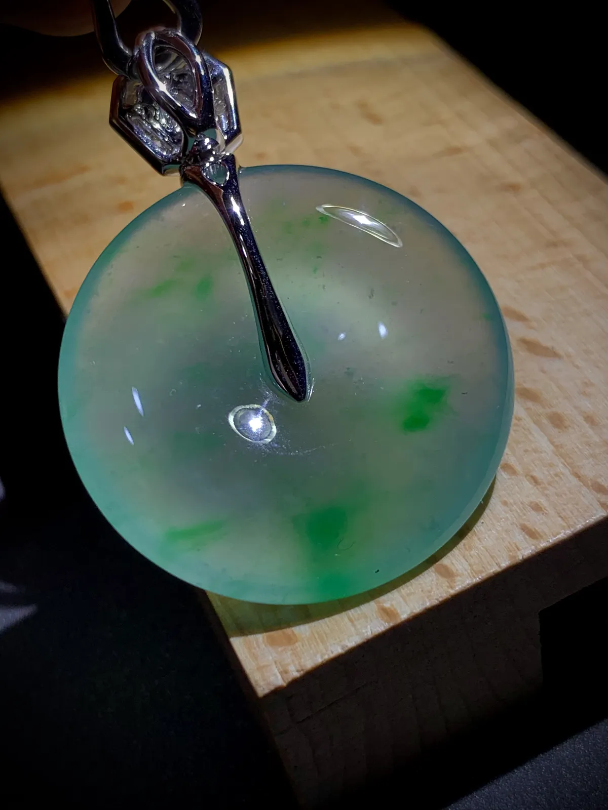 高质量绿花平安扣。44-裸石32-6.2mm，
15.45g，18K金，南非钻，