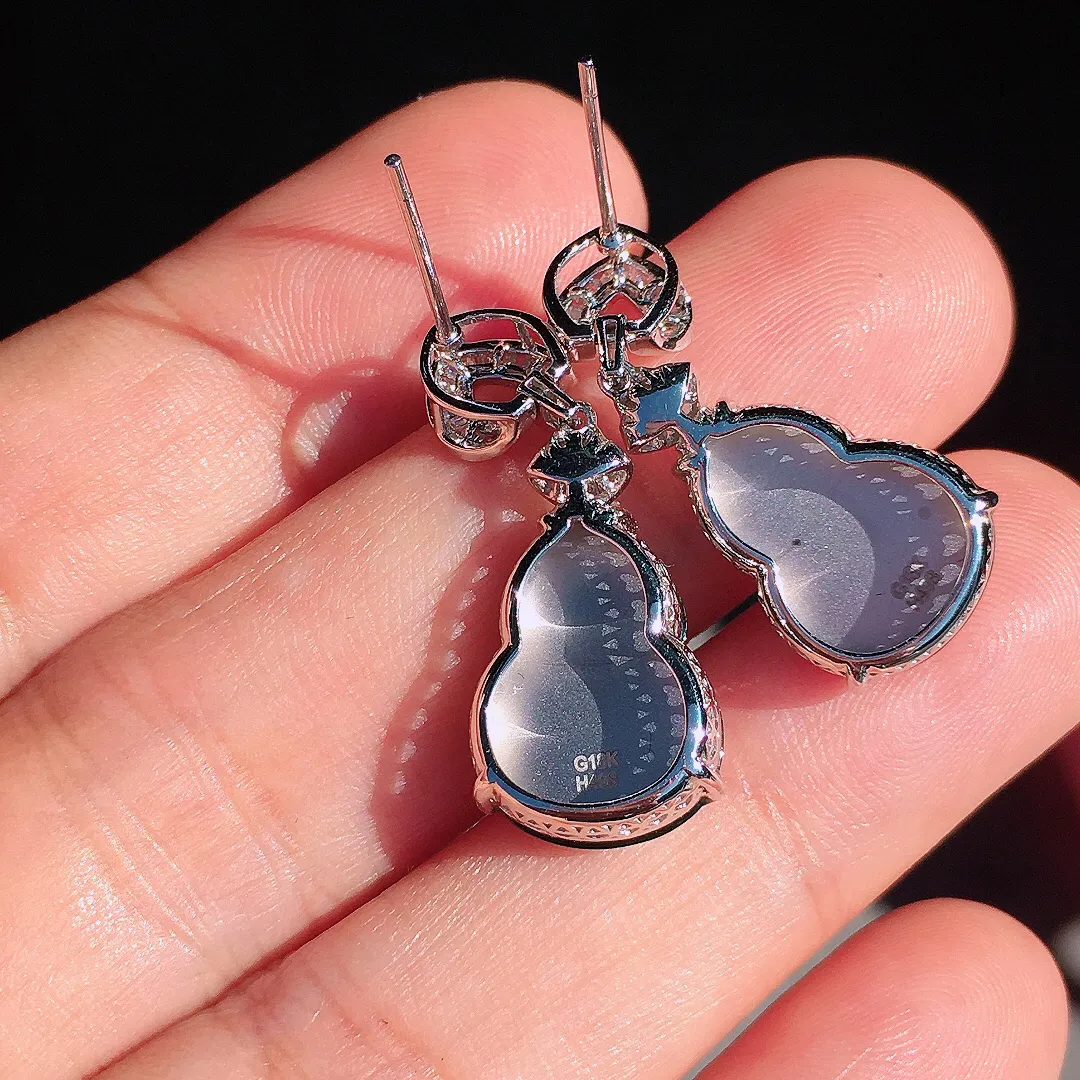 满绿葫芦耳坠，色泽均匀浓郁，玉质细腻，荧光感超
强，饱满圆润，尽显优雅气质，18k
金豪华镶嵌