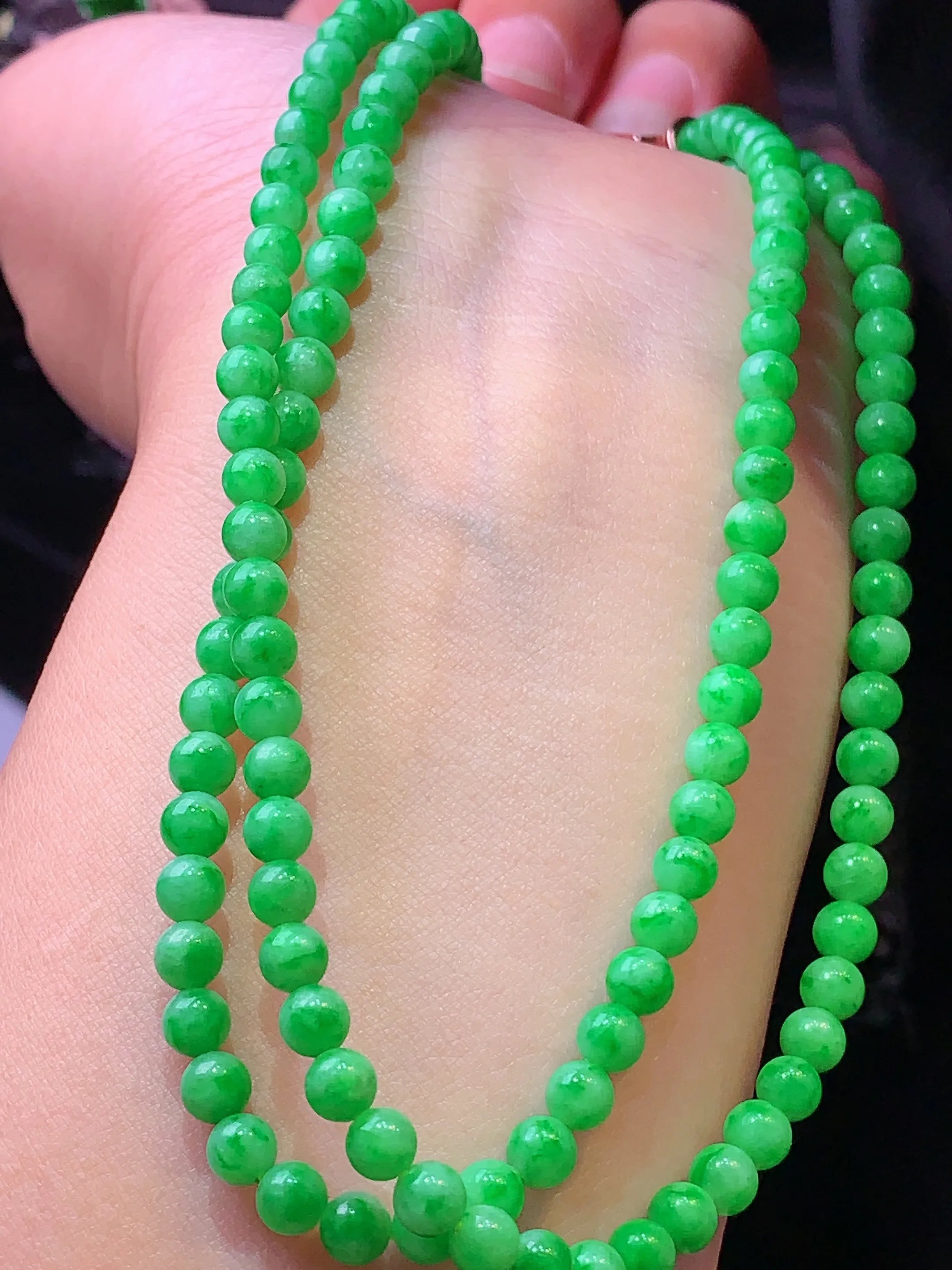 翠绿圆珠项链 玉质细腻 色泽清新 艳丽 整体尺寸4.3