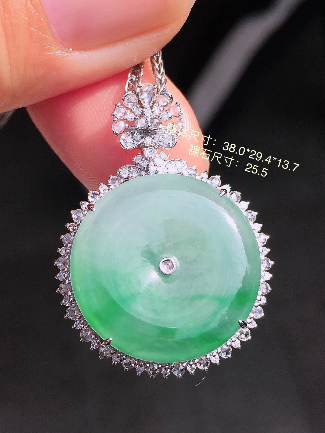 飘绿平安扣吊坠，色泽艳丽，玉质细腻，荧光感超
强，饱满圆润，尽显优雅气质，18k
金豪华镶嵌