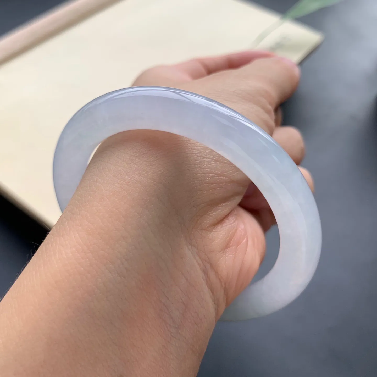 54圈口冰种圆条手镯 尺寸：54-9-8.8，无纹裂，水润饱满，胶感十足