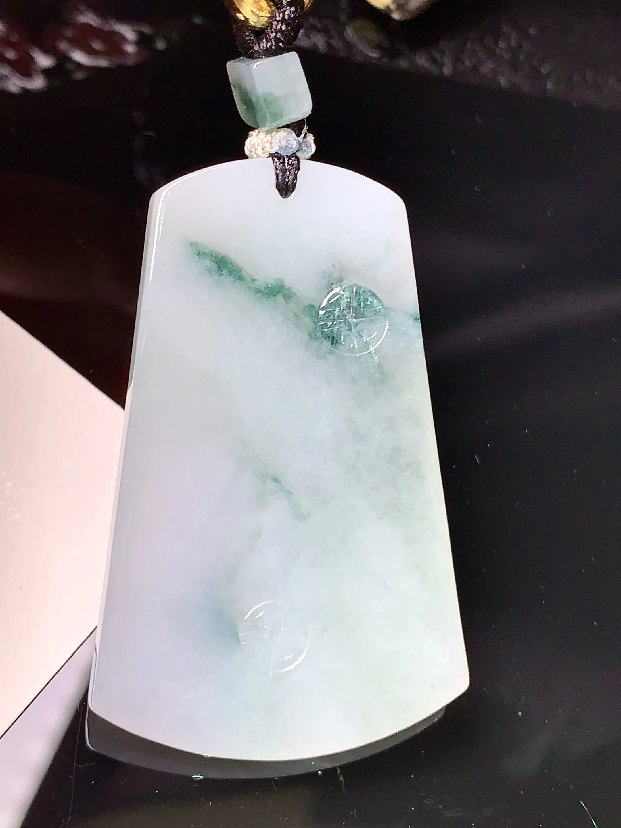 飘绿无事牌吊坠 玉质细腻 色泽清新艳丽 整体尺寸48.3*31.2*4