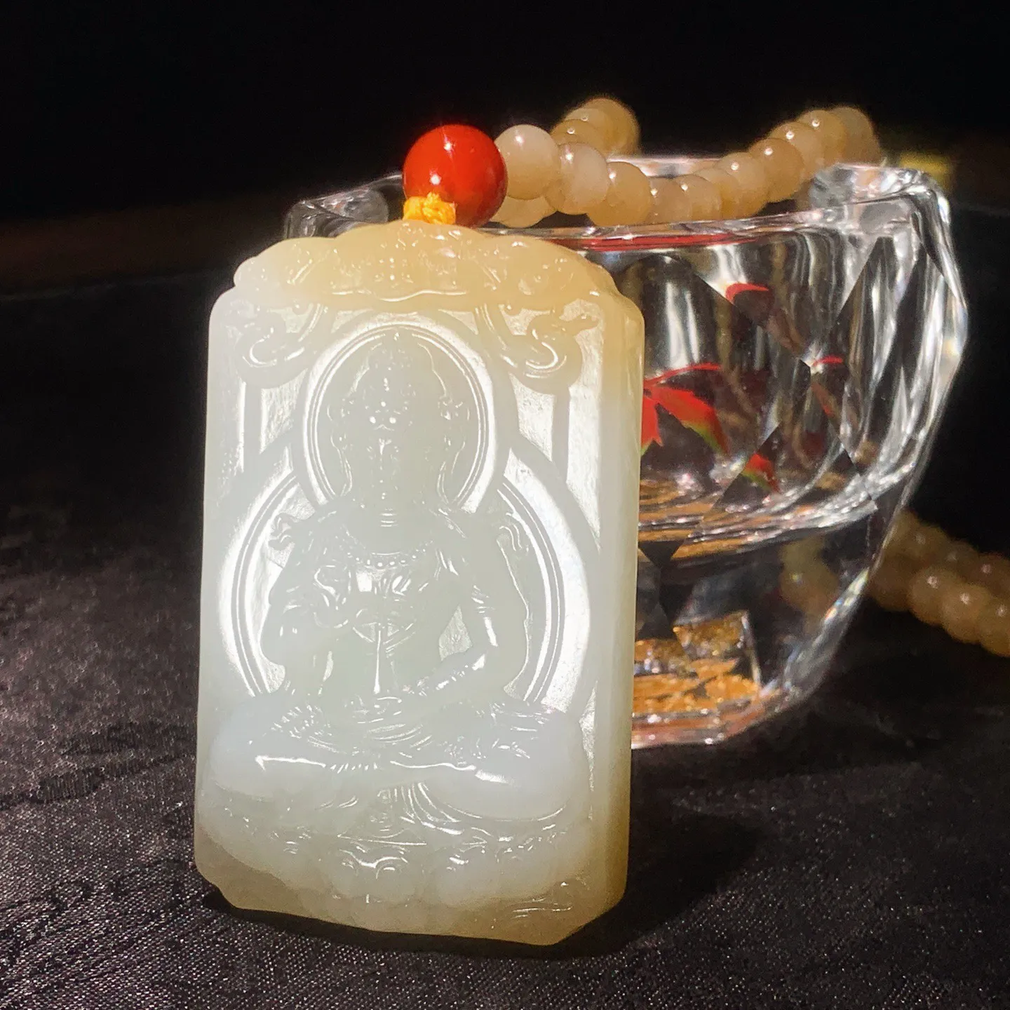 新疆和田玉且末糖坐莲观音牌子挂件。静瓶观音。尺寸53/34/10重77克。玉质细腻油润。手推出油。佩