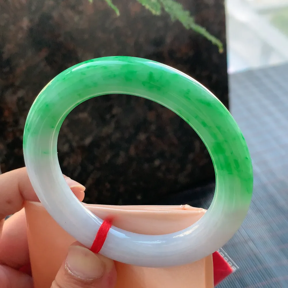 圆条一大节阳绿 无瑕 尺寸:56.5/11.1 色好