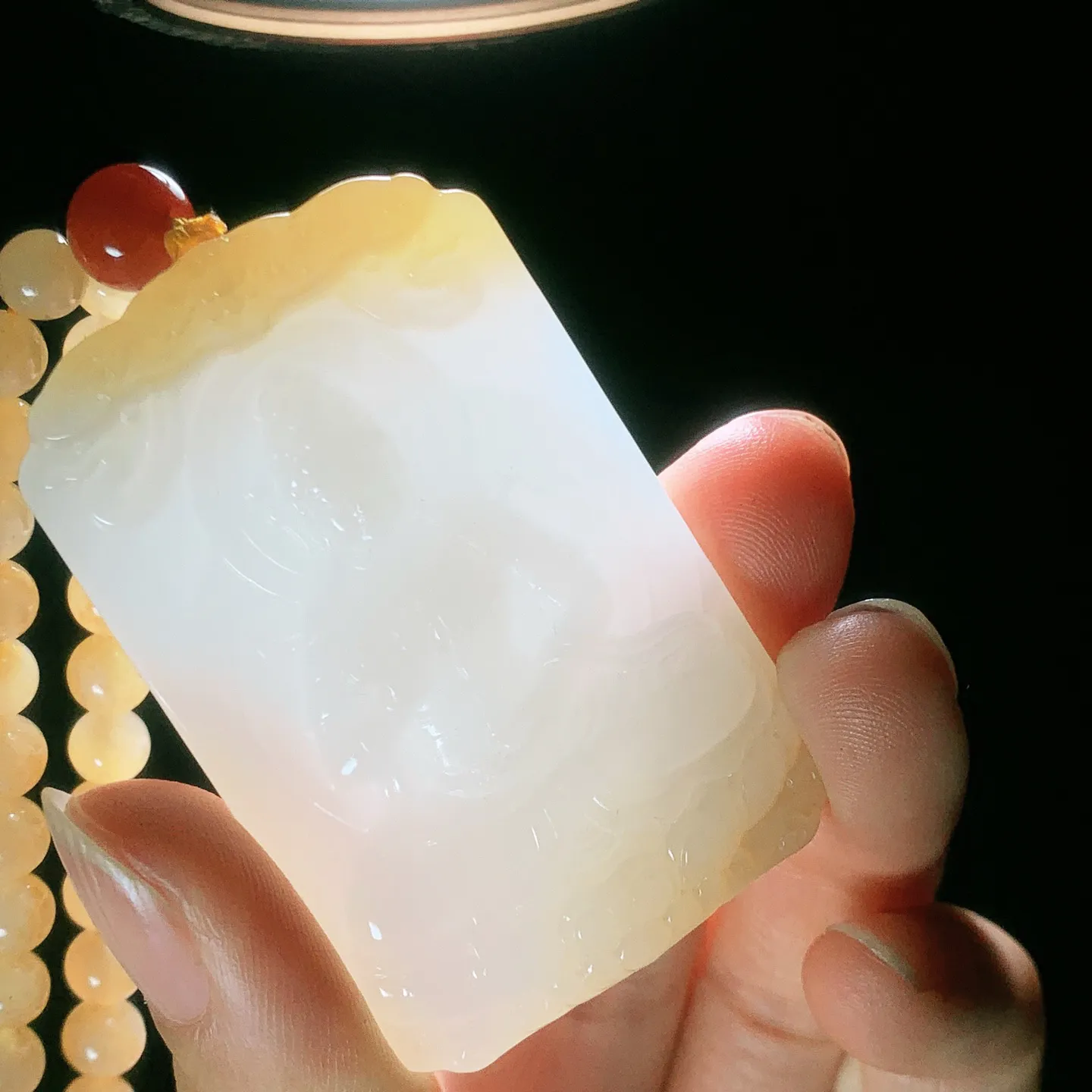 新疆和田玉且末糖坐莲观音牌子挂件。静瓶观音。尺寸53/34/10重77克。玉质细腻油润。手推出油。佩戴高端典雅。lt251114